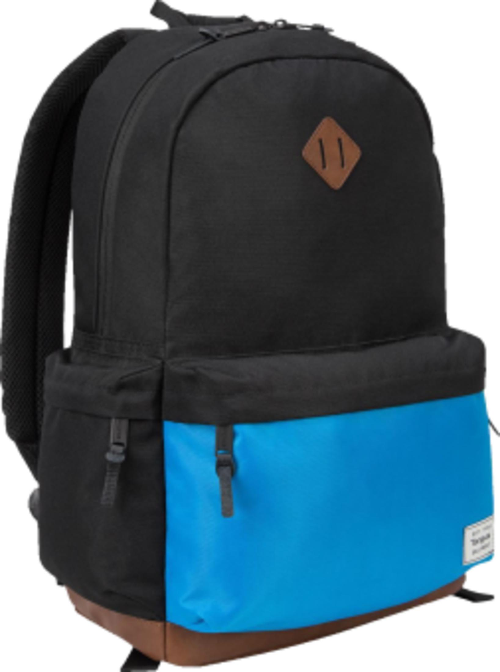 Ein schwarzer Rucksack mit blauem unteren Frontteil und braunem Boden.