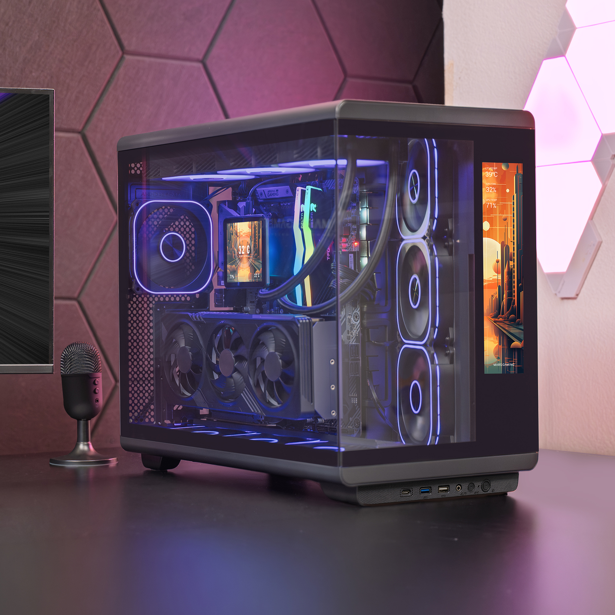 Un PC transparente con luces azules y una GPU. Un micrófono está a la izquierda.