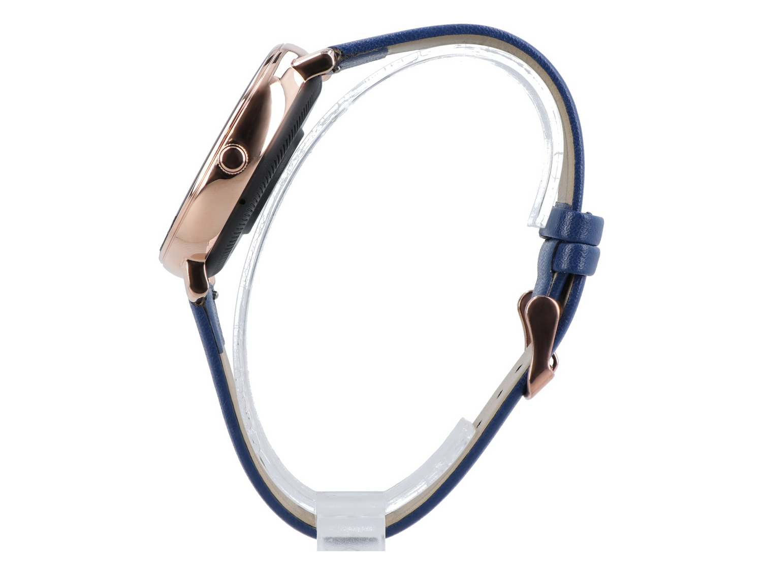 Zegarek smart rose gold z niebieskim skórzanym paskiem na przezroczystej podstawce.