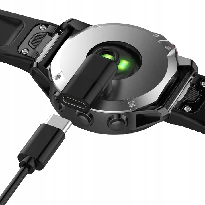 Czarny kabel ładujący USB-C jest podłączony do tyłu smartwatcha.