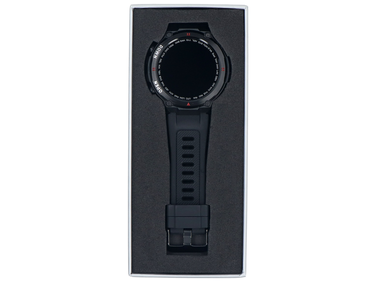 Czarny smartwatch w białym pudełku z ciemną wyściółką. Ramka z kodami miast.