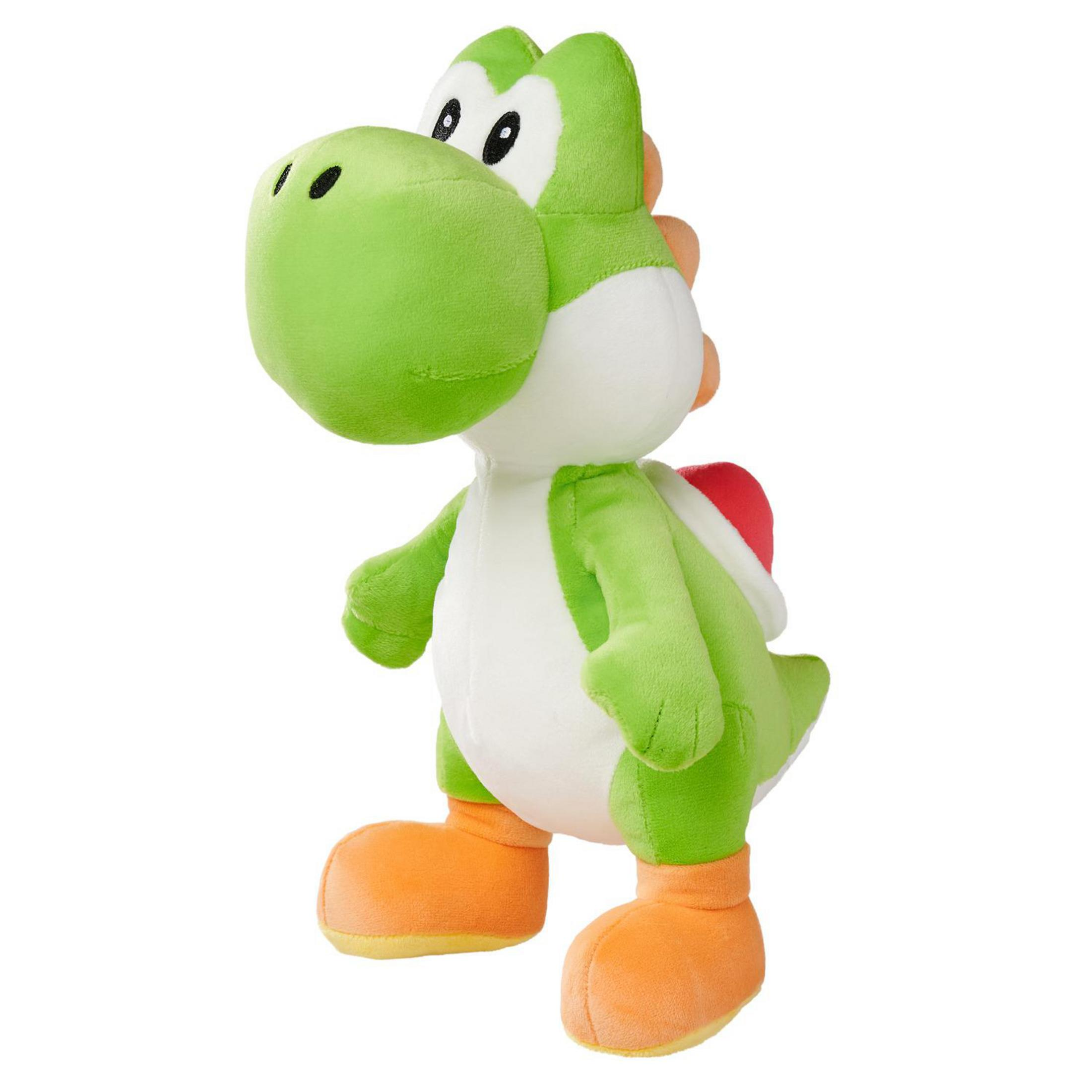 Grüner Plüsch-Yoshi mit orangen Schuhen und roter Panzer steht auf weißem Grund.