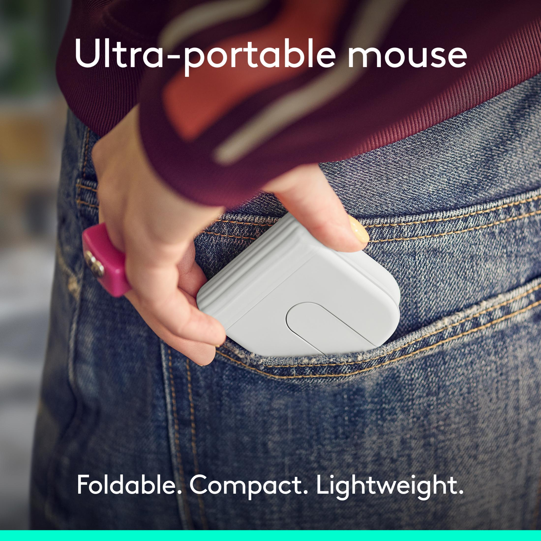 Una mano inserisce un mouse bianco e pieghevole in una tasca di jeans.