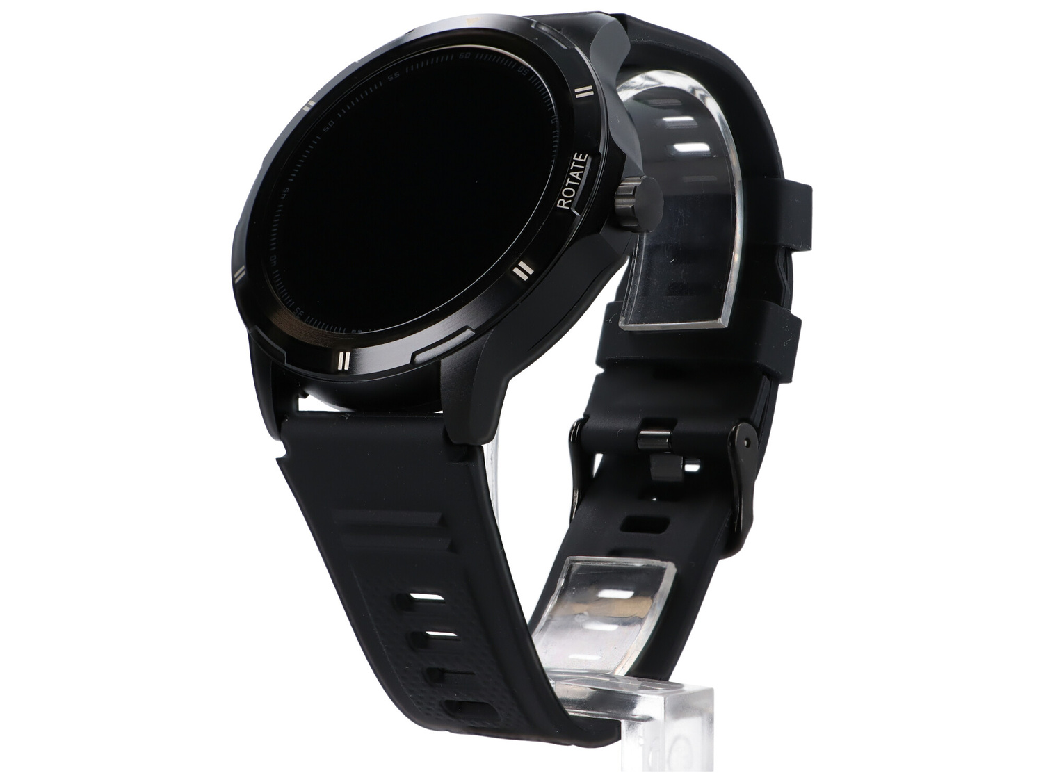 Czarny smartwatch z czarnym paskiem jest prezentowany na przezroczystym stojaku na białym tle.
