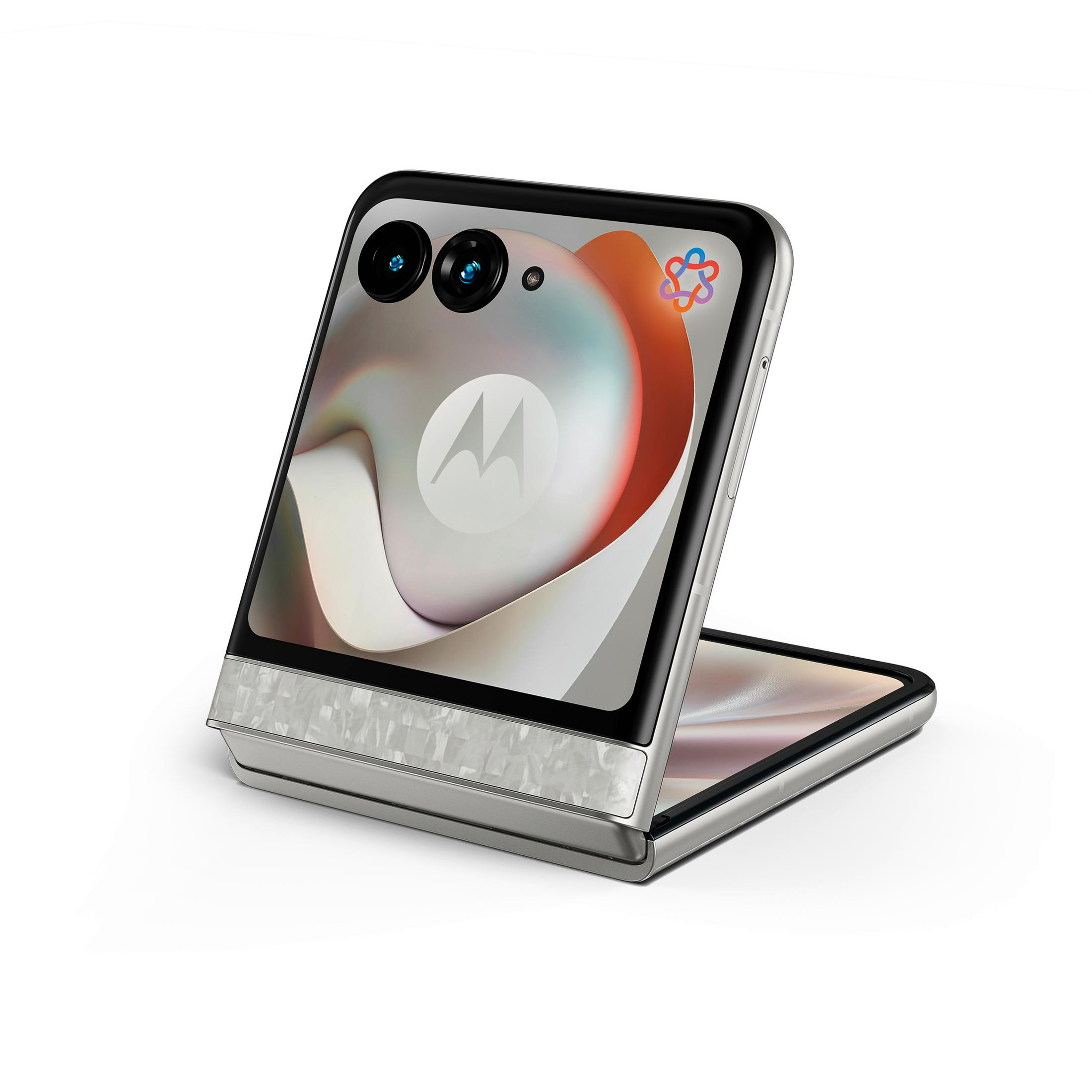 Un telefono pieghevole argentato con due fotocamere e logo Motorola sullo schermo.