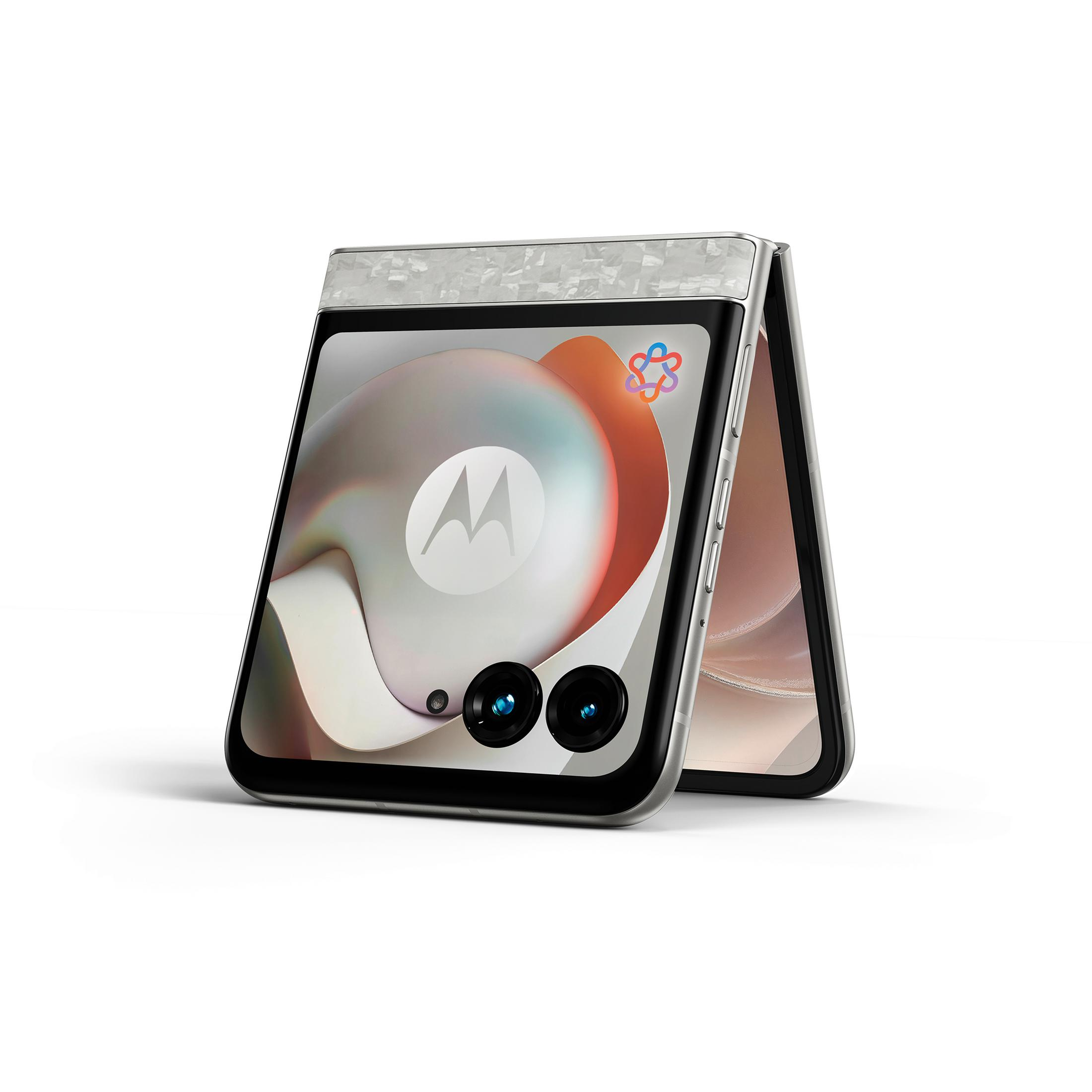 Un Motorola a conchiglia aperto con due fotocamere e una scocca fantasia.