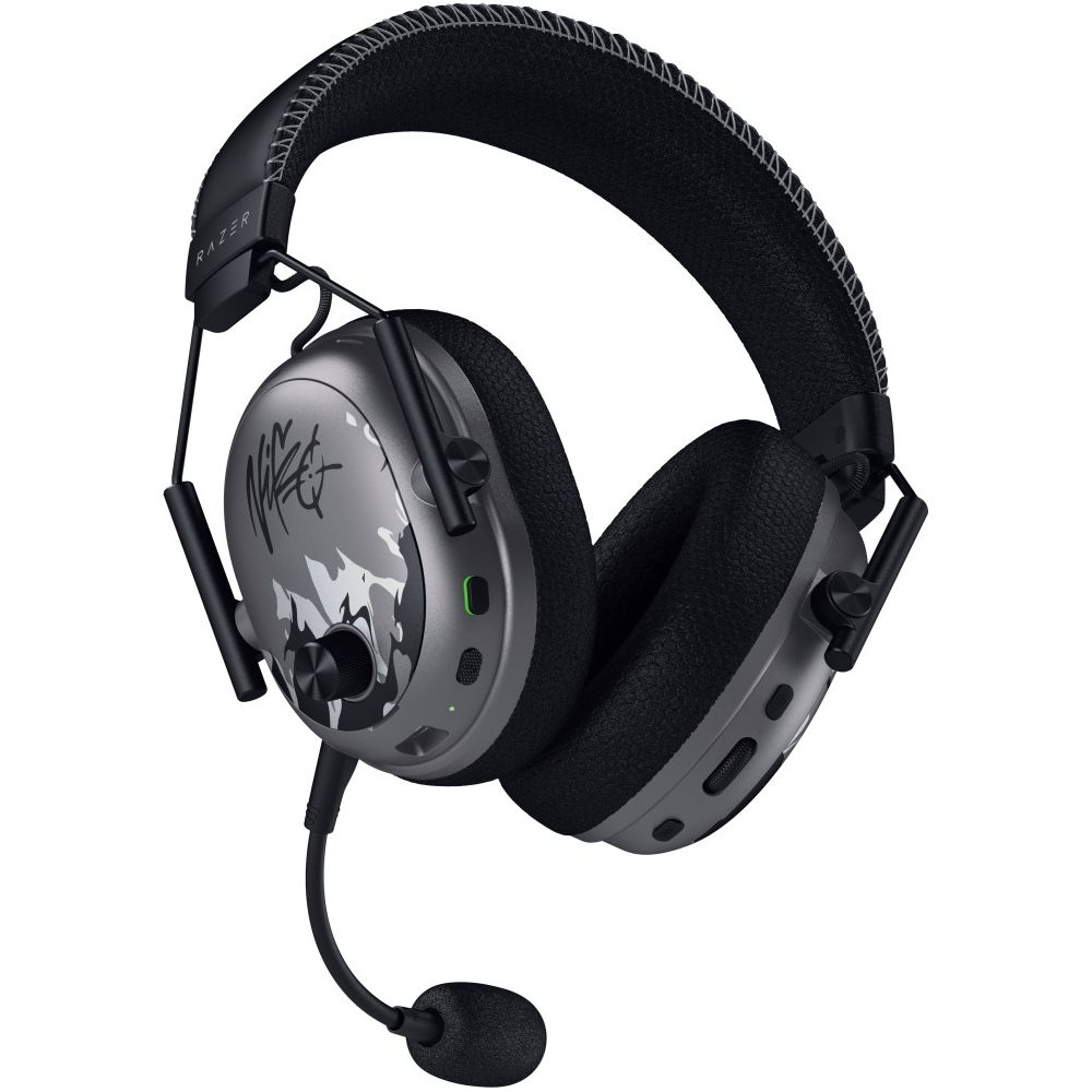 Un auricolare Razer grigio con motivo mimetico e microfono.