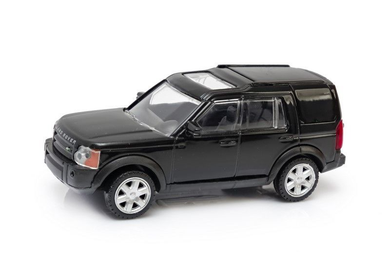 Czarny samochód zabawkowa Land Rover Discovery SUV z szyberdachem na białym tle.
