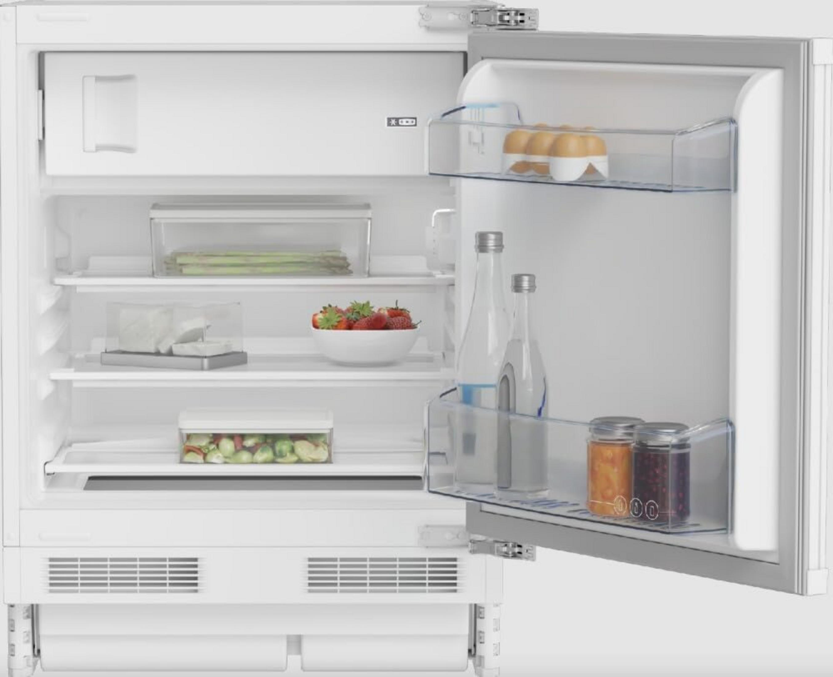 Un frigorifero aperto con alimenti sugli scaffali e nei vani porta.