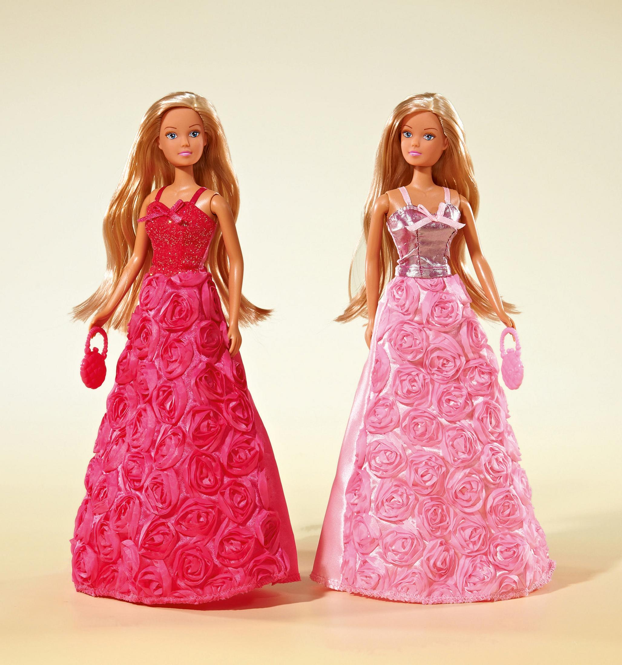 Zwei Puppen in langen Ballkleidern, eine in Rot und eine in Rosa.
