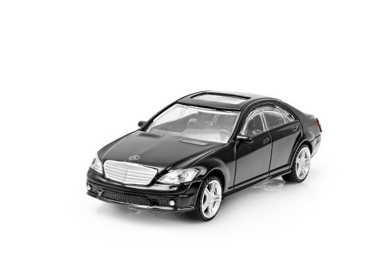 Czarny samochód zabawkowa Mercedes-Benz z srebrnymi felgami na białym tle.