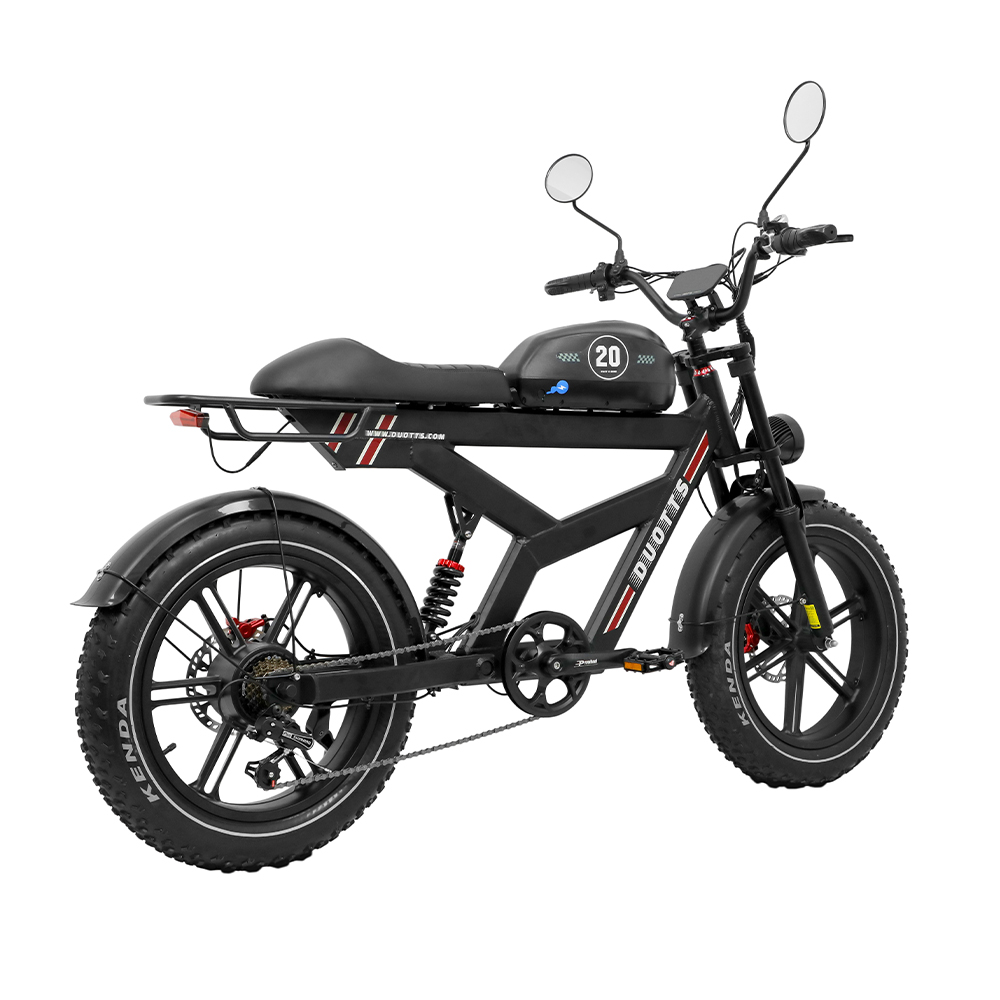 Ein schwarzes E-Bike mit fetten Reifen und breitem Sitz, auf weißem Hintergrund.