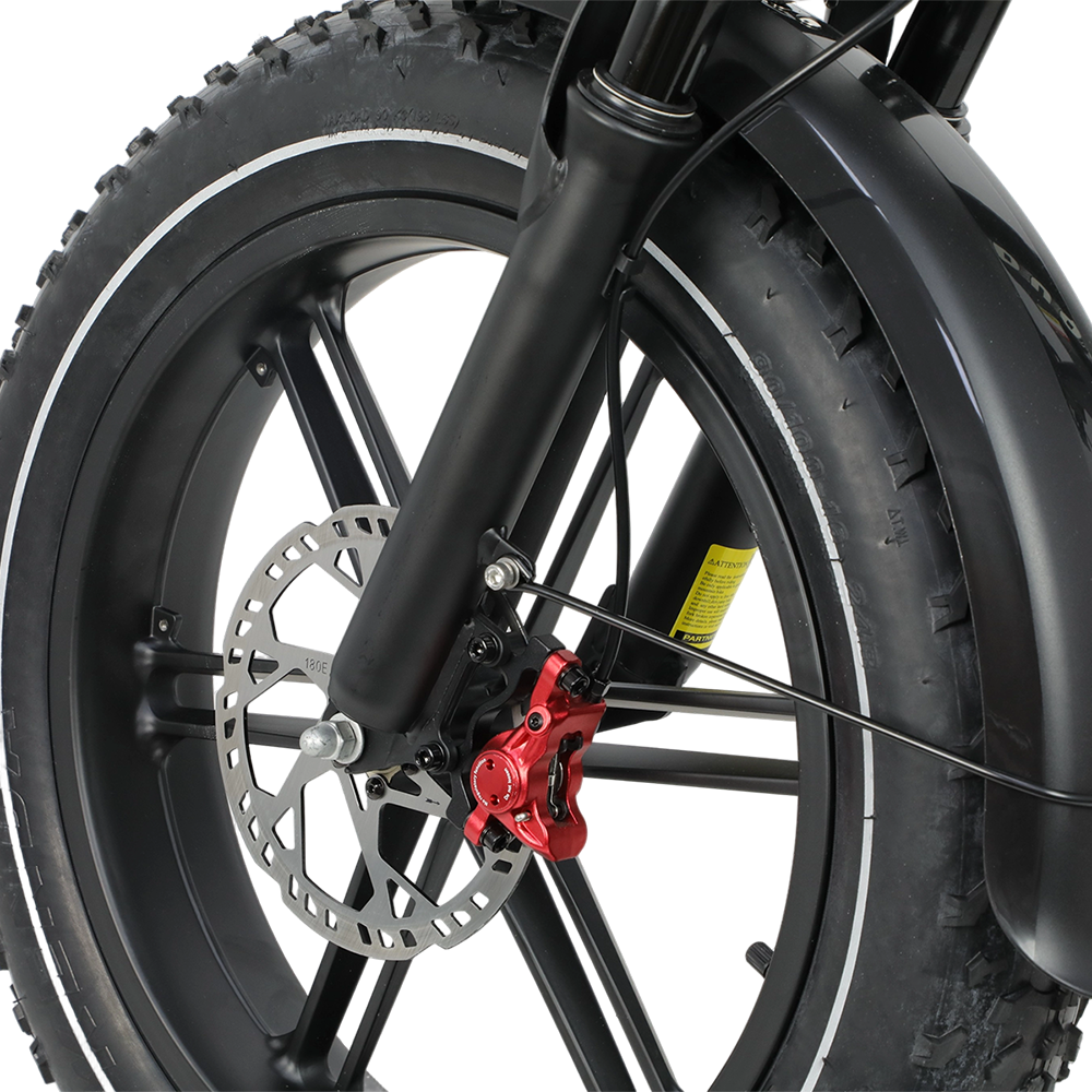 Detailansicht eines Fahrrad-Scheibenbremssystems mit roter Bremse und schwarzem Rad.