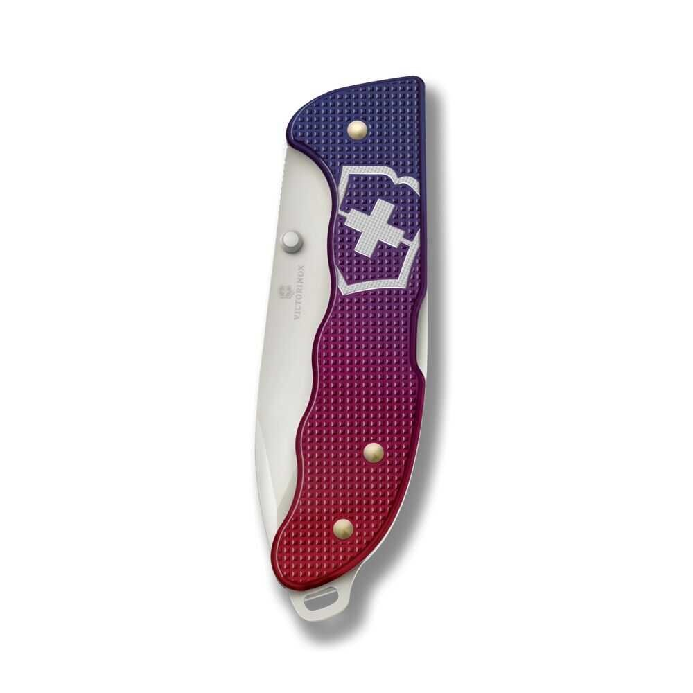 Kırmızıya doğru solan mavi sapa sahip kapalı bir Victorinox bıçağı.