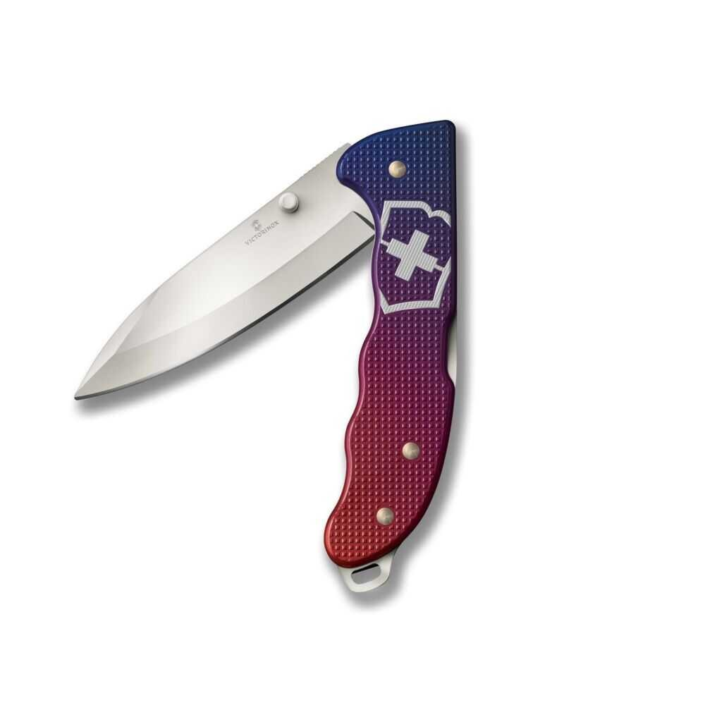Kırmızıdan maviye geçişli sapı ve gümüş rengi bıçağı olan yarı açık Victorinox bıçağı.