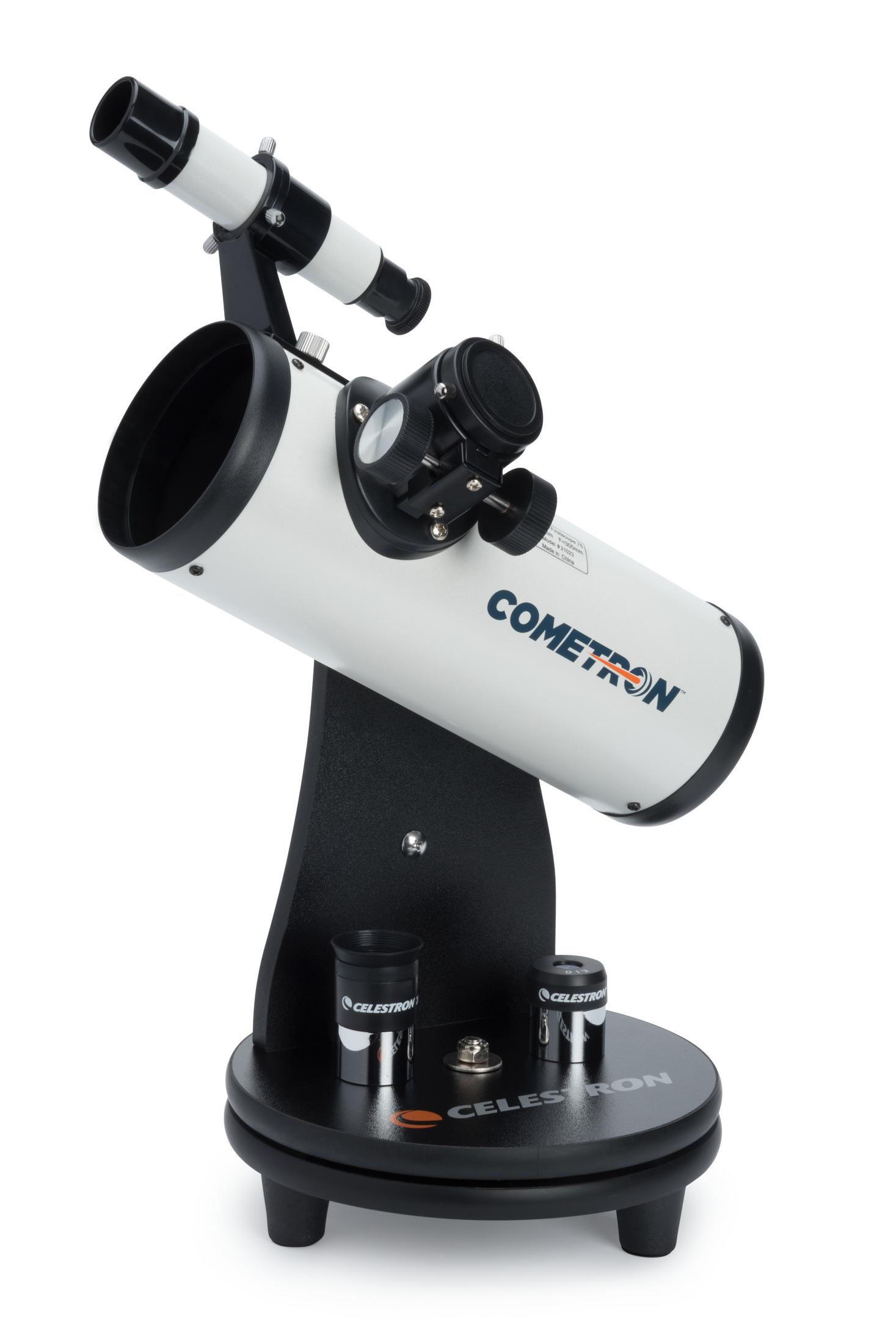 Ein weißes Celestron-Teleskop mit schwarzer Montierung und Zubehör auf weißem Hintergrund.