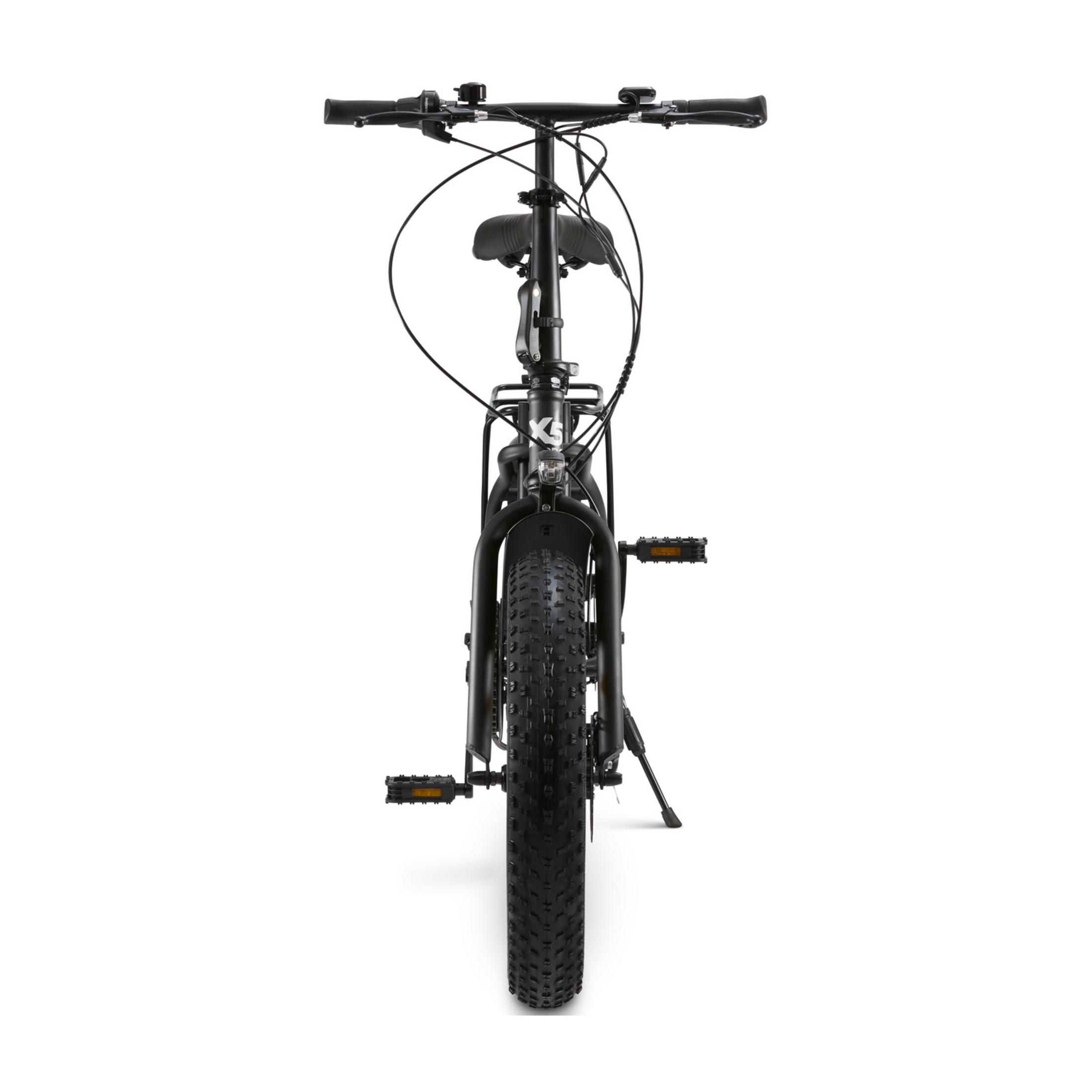 Una bicicleta eléctrica negra con neumáticos anchos, suspensión y portaequipajes, vista frontal.