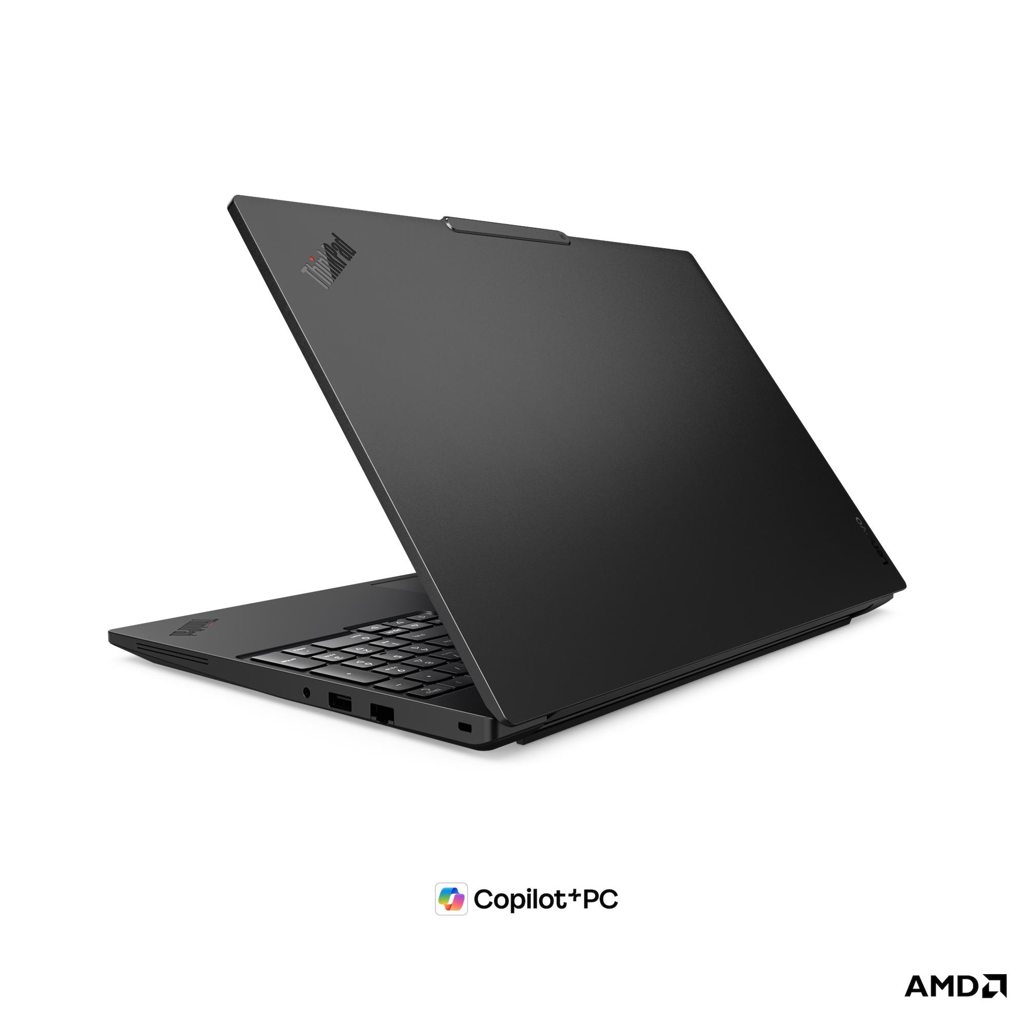 Un laptop nero con lo schermo aperto, posizionato su una superficie bianca.