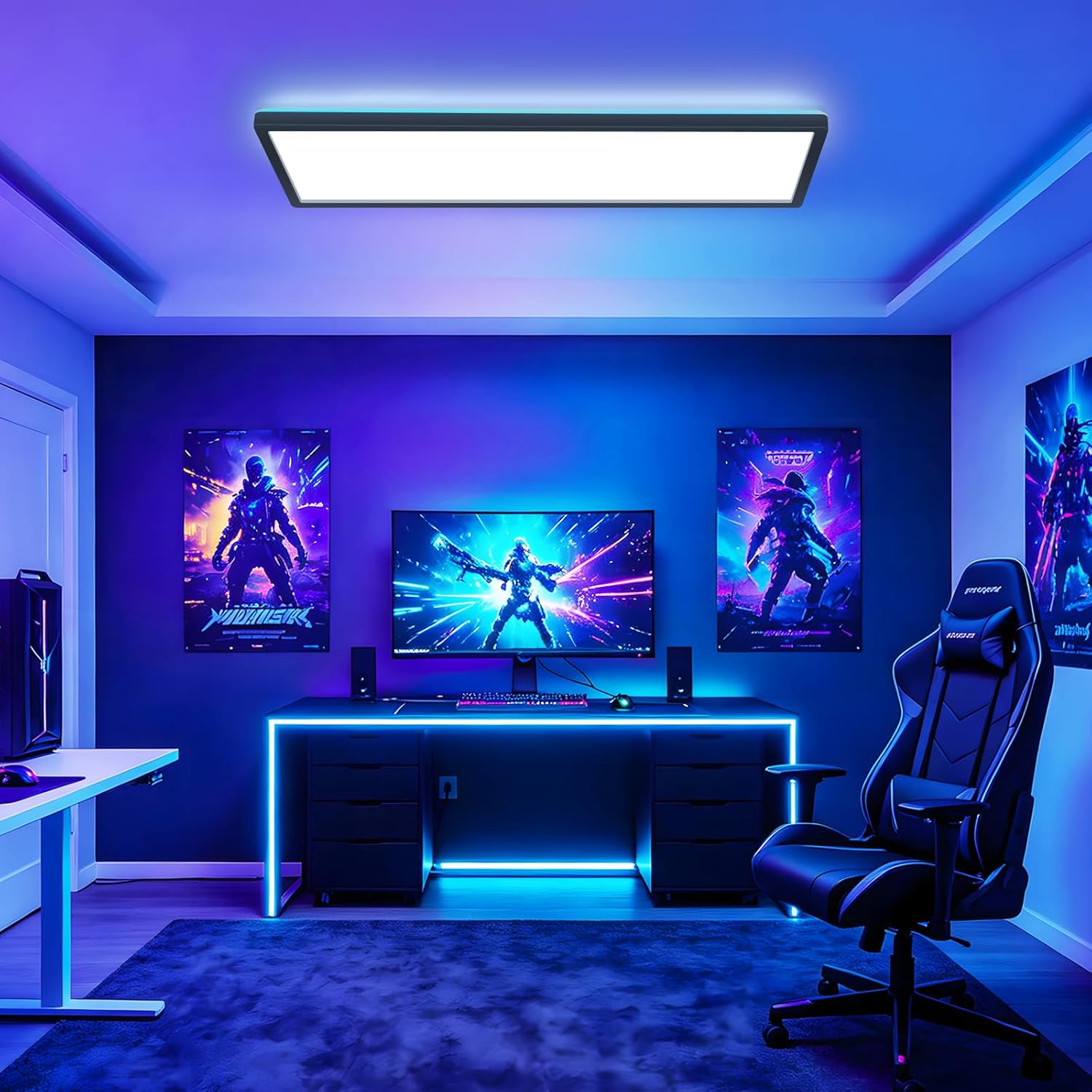 Una habitación gamer con iluminación azul, PC, monitor, silla y pósters.