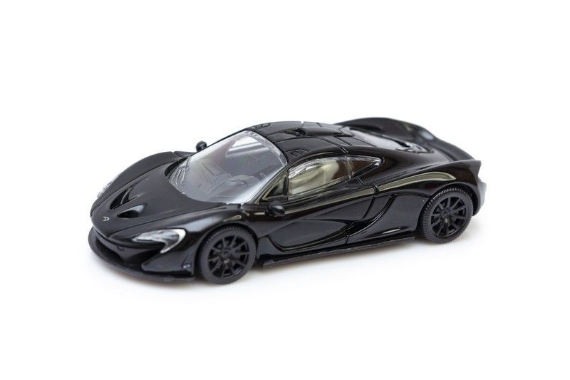 Czarny samochodzik McLaren P1 na białym tle.