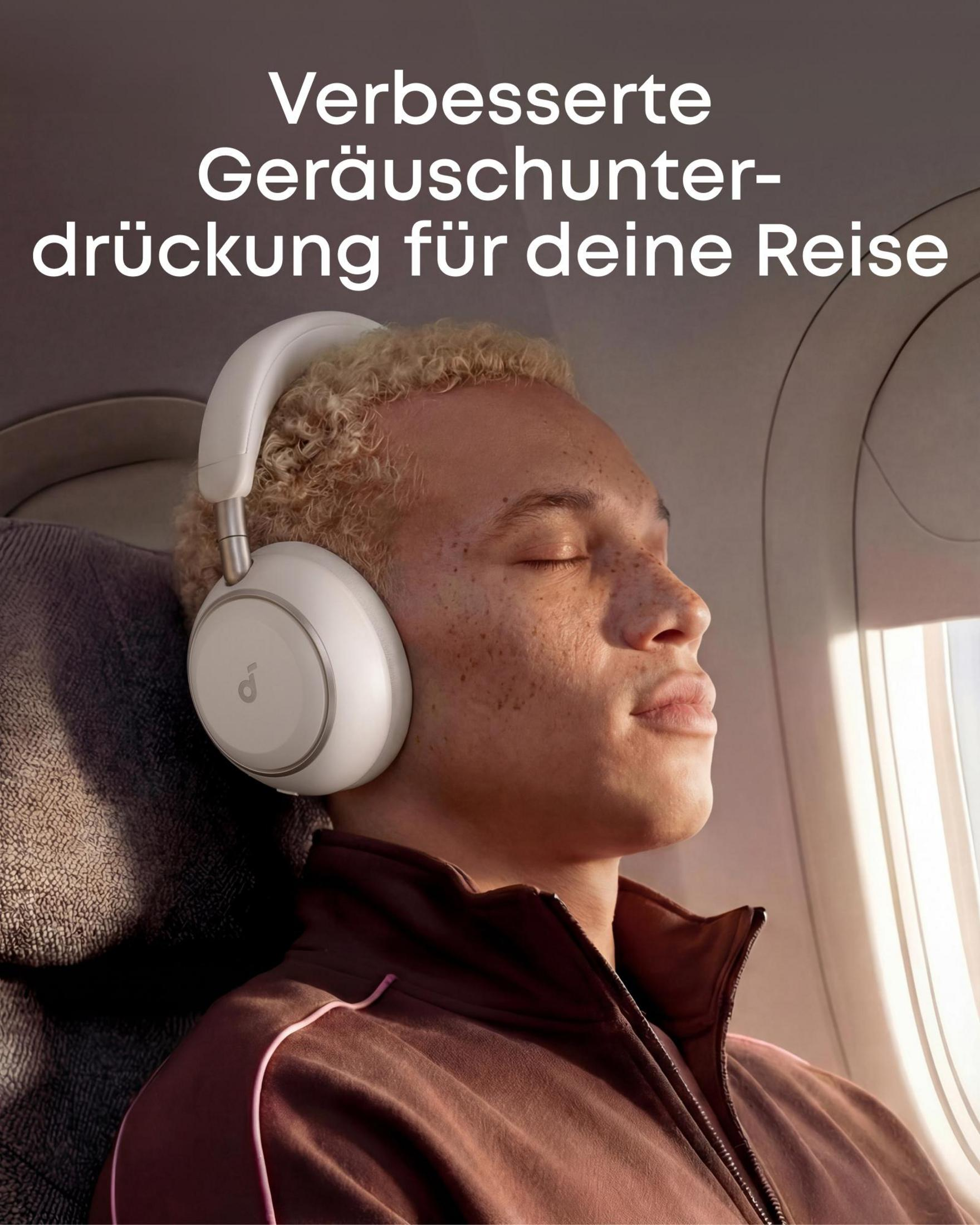 Hombre con auriculares en un avión, ojos cerrados, relajado.