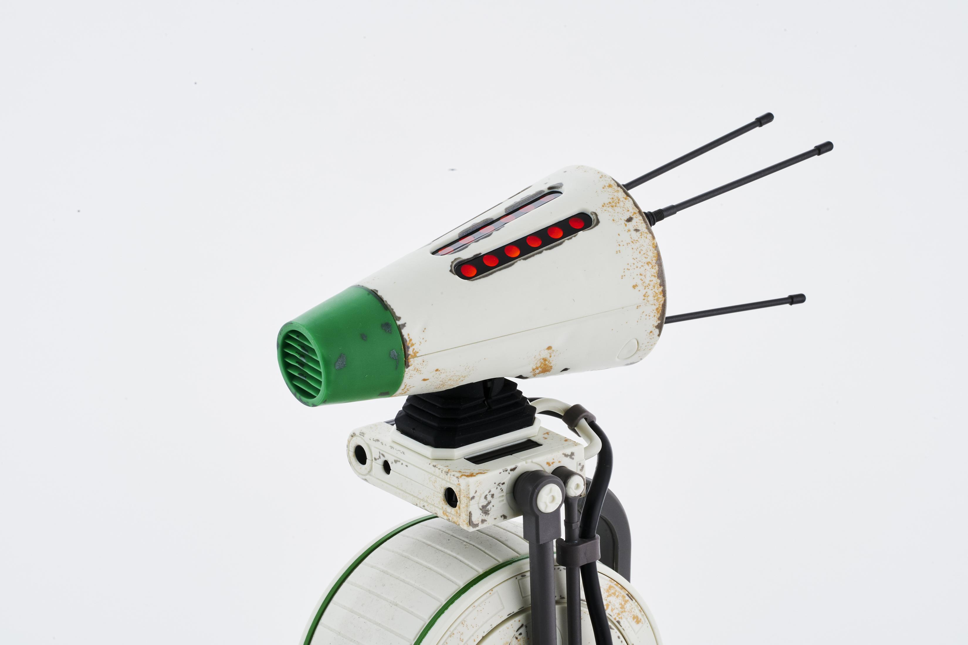 Ein weißer Roboter mit grüner Nase und roten Lichtern.