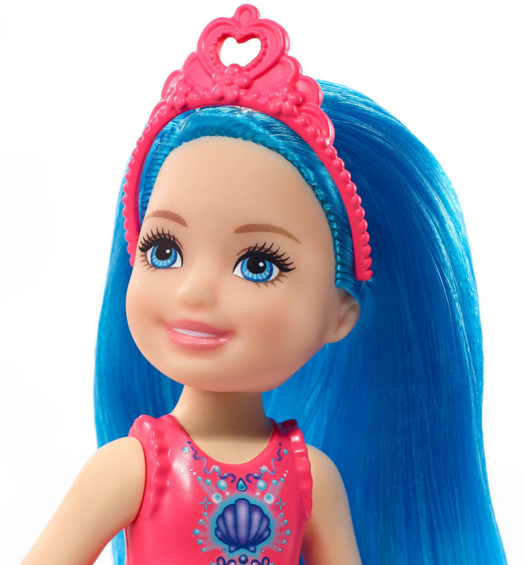Ein Puppengesicht mit blauem Haar, einem pinken Diadem und einem pinken Kleid.