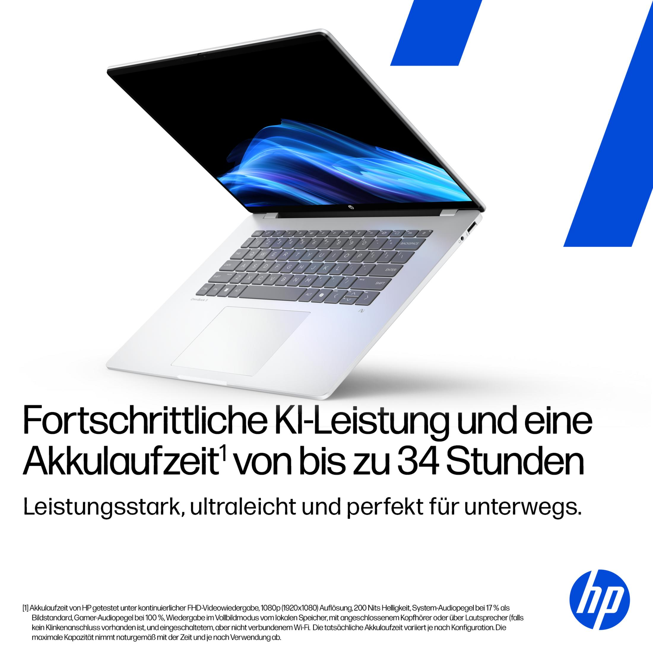 Ein geöffneter silberner Laptop mit blauem Wellenmuster auf dem Bildschirm, der auf weißem Grund steht.
