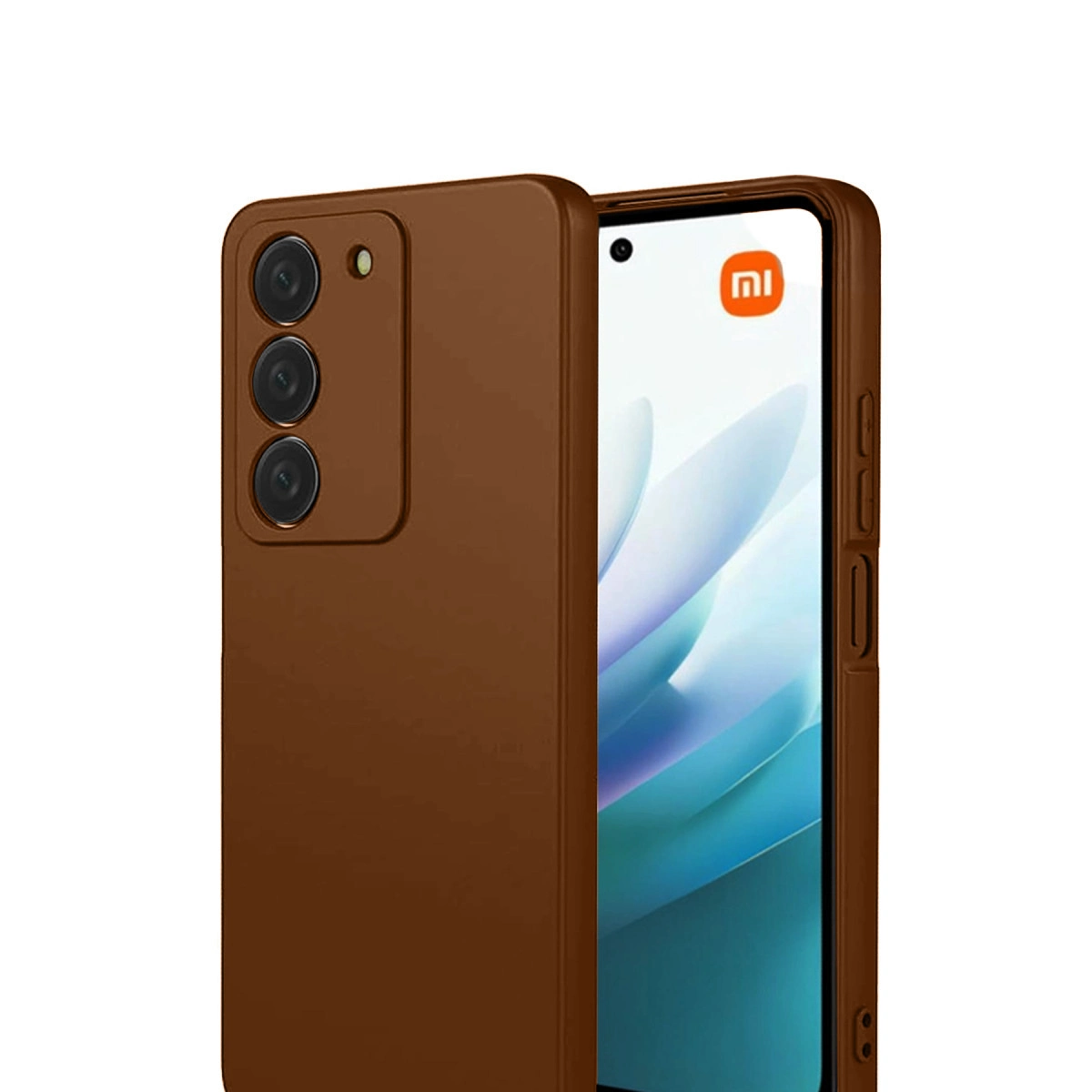 Üç arka kamerası olan kahverengi telefon kılıfı, yanında turuncu logolu bir akıllı telefon.