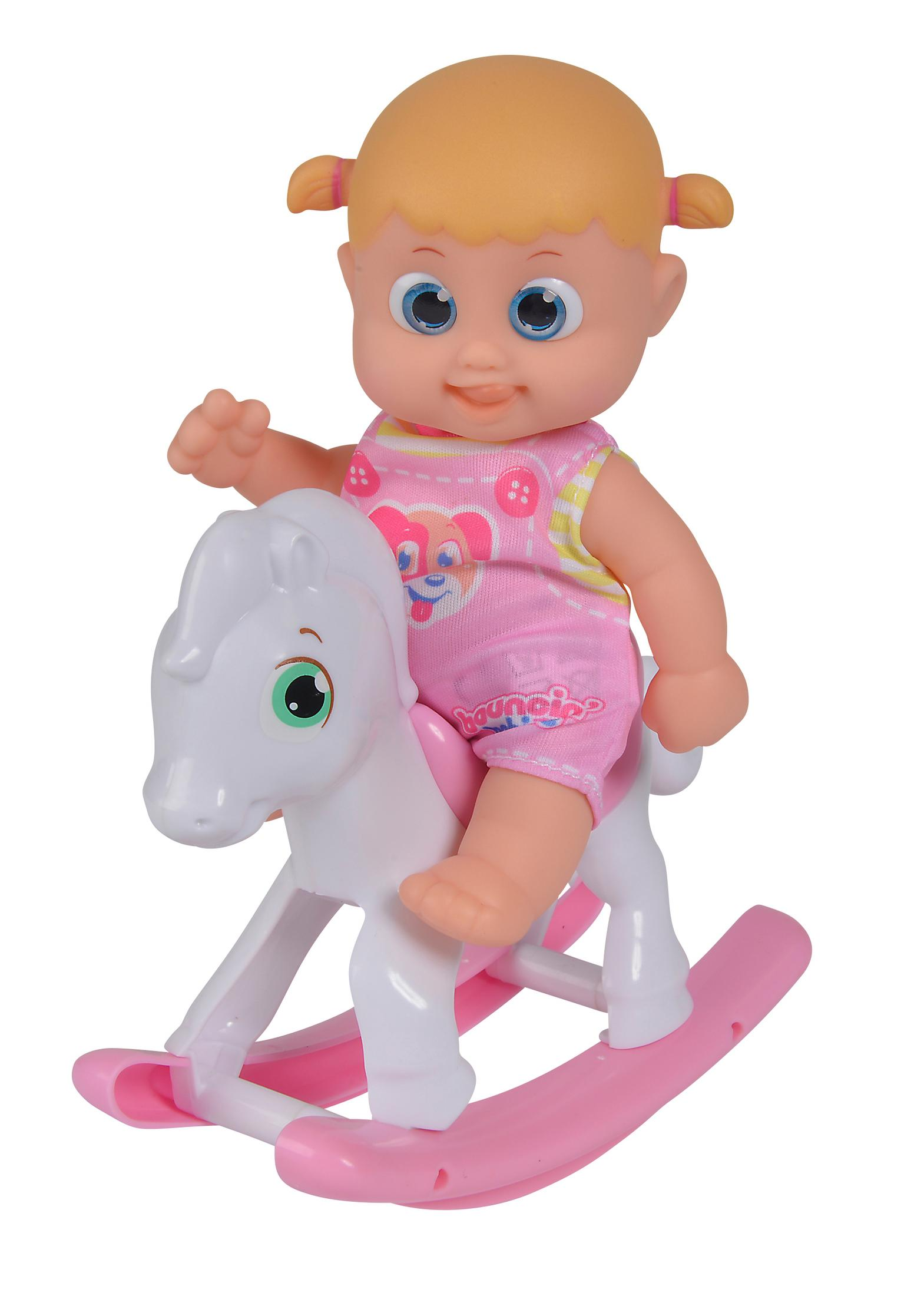 Ein Baby-Puppe reitet auf einem weißen Schaukelpferd mit rosa Kufen.