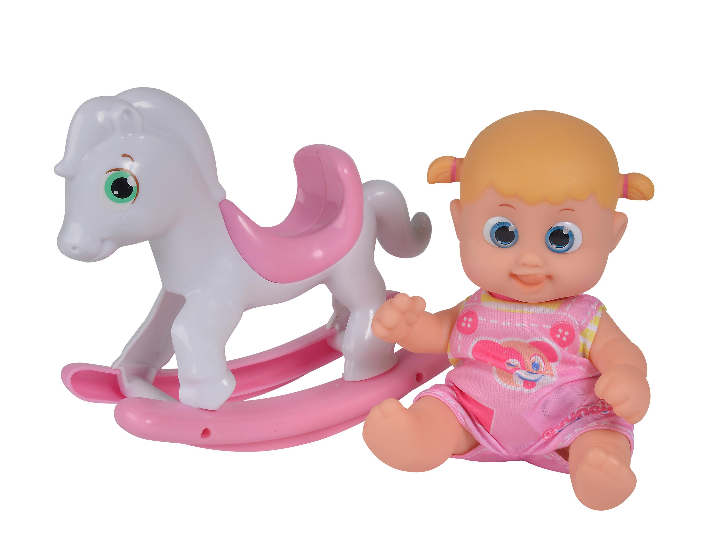 Ein weißes Schaukelpferd mit rosa Akzenten und eine Puppe in rosa Kleidung.