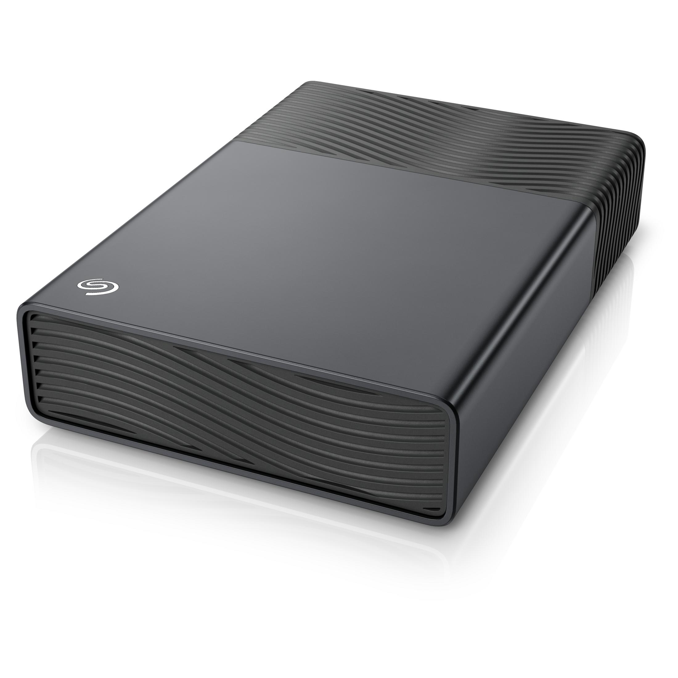 Eine schwarze Seagate externe Festplatte mit strukturierter Oberseite steht auf weißem Grund.
