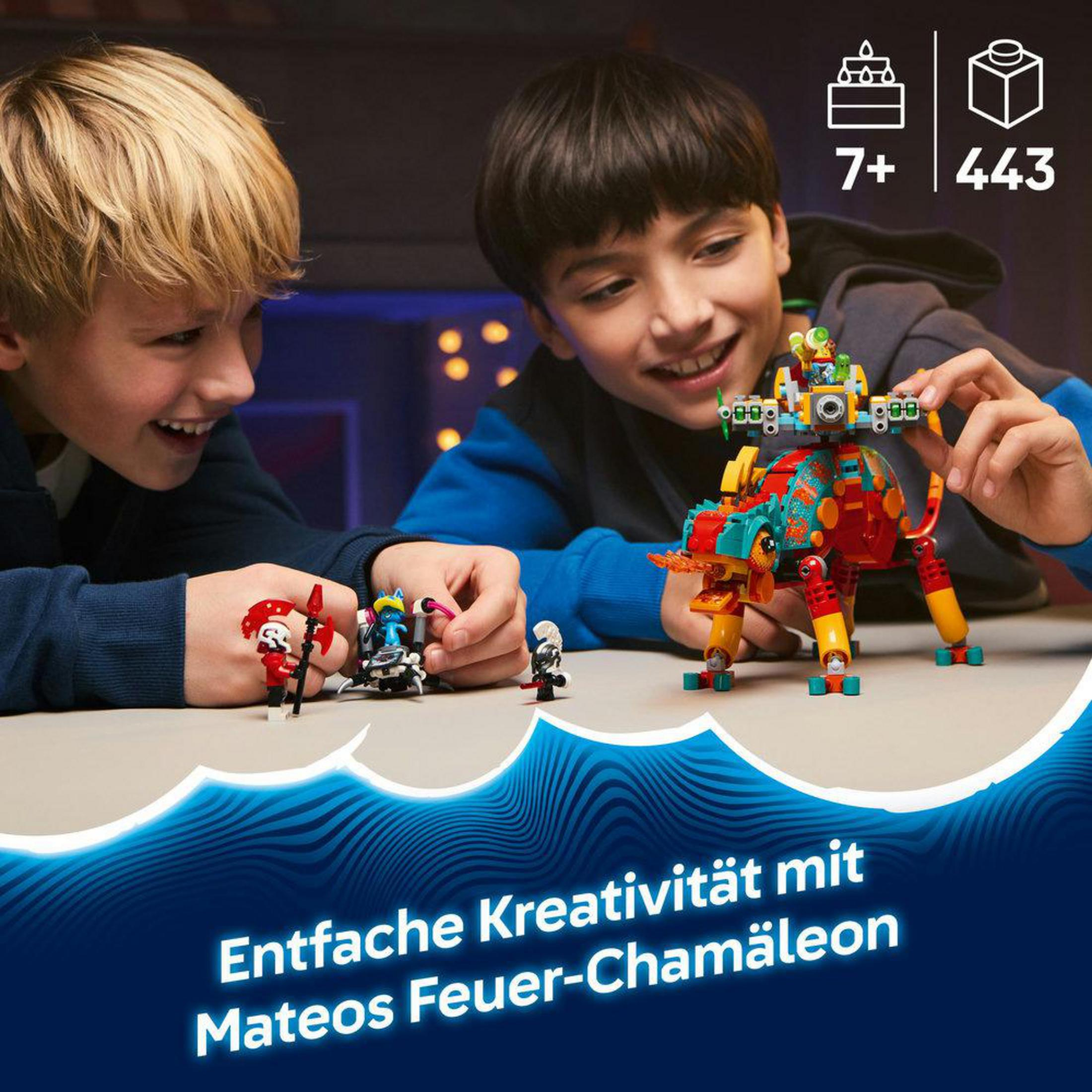 Dos niños construyen una criatura colorida de Lego con muchas piezas.