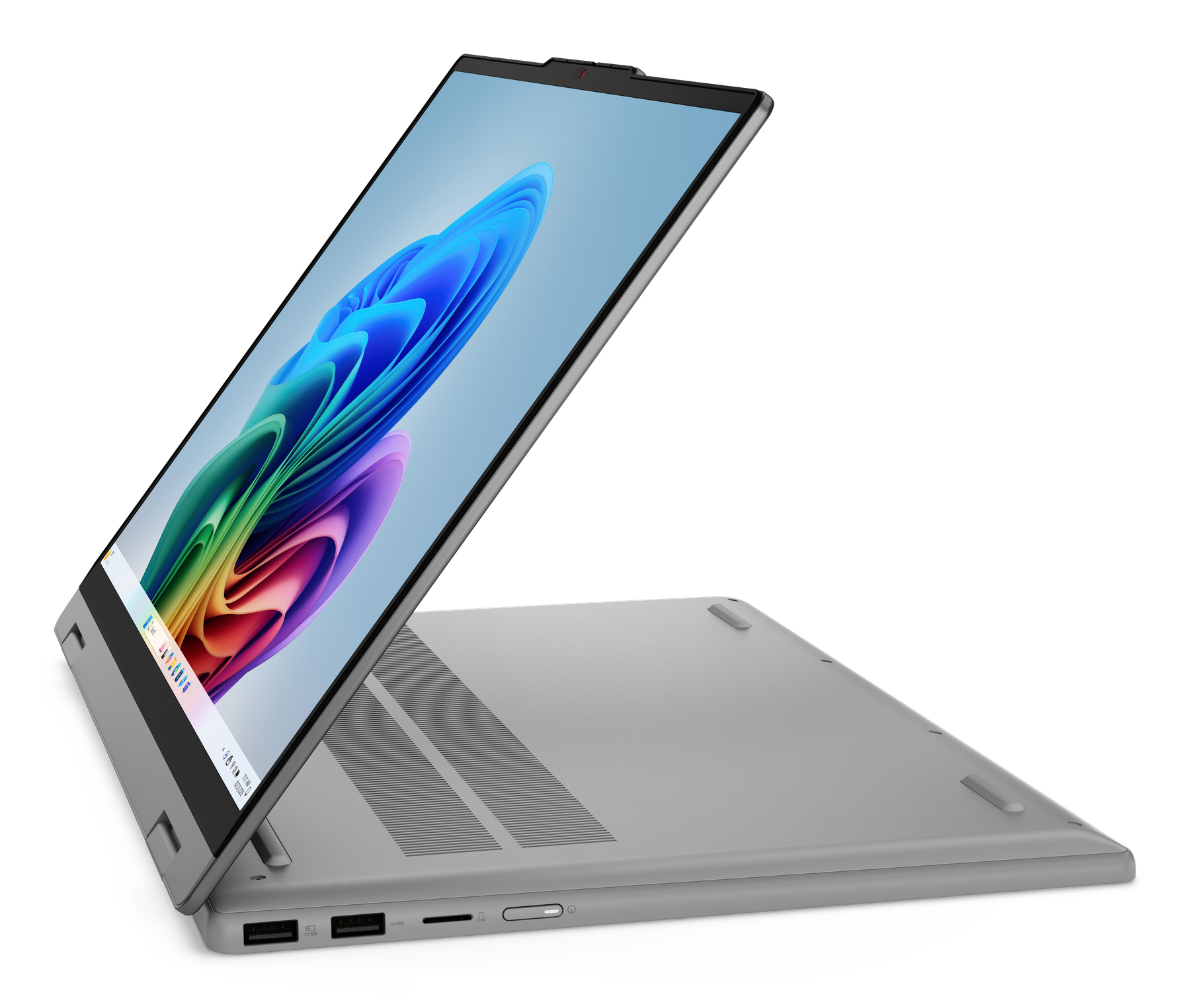 Silberner Laptop geöffnet, zeigt abstrakte bunte Tapete auf dem Bildschirm, auf weißem Hintergrund.