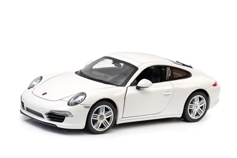 Biały samochód zabawka Porsche z srebrnymi felgami, na białym tle.