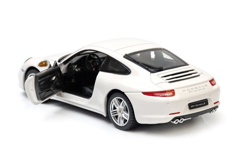 Biały model Porsche 911 Carrera S, otwarte drzwi kierowcy, szczegółowe wnętrze.