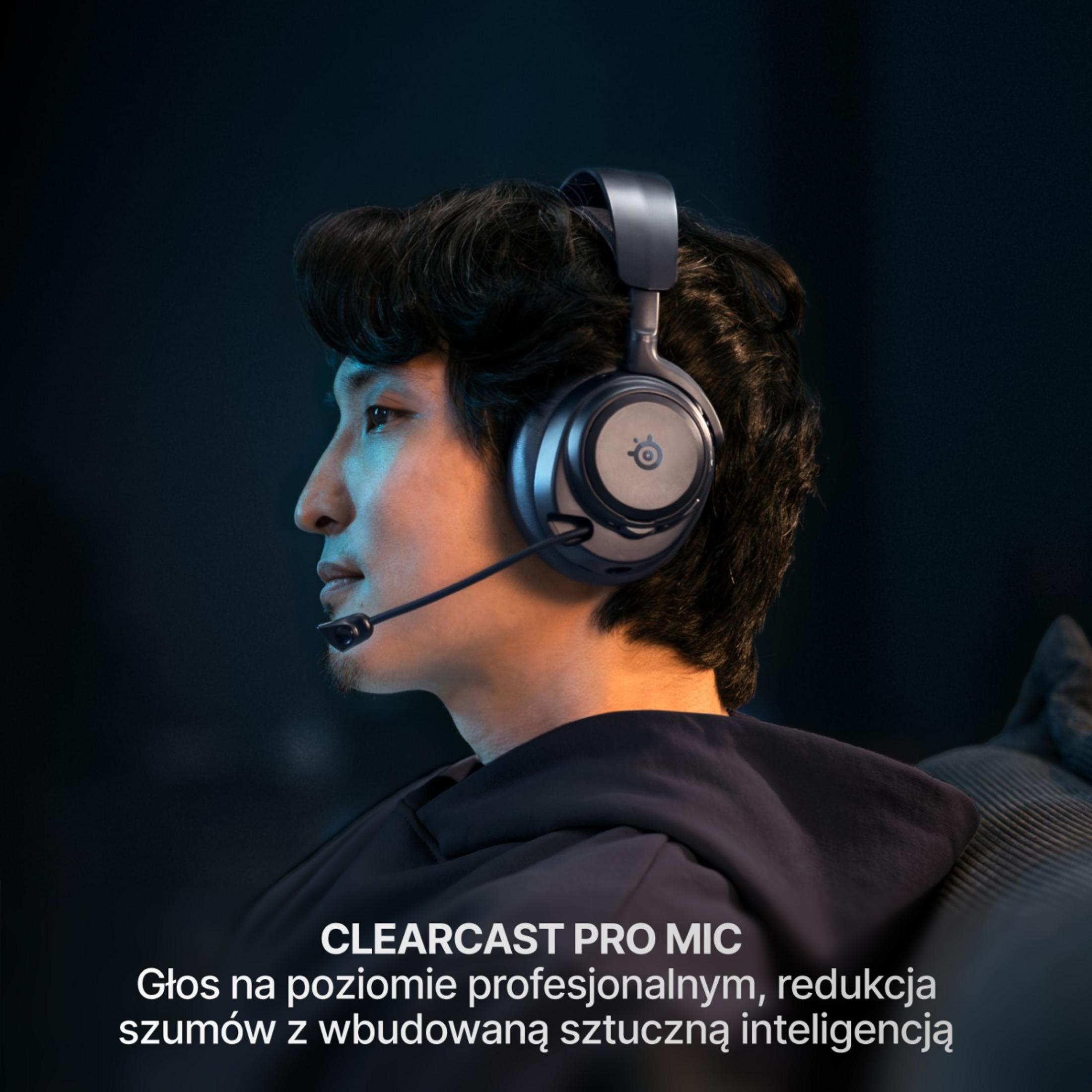Mann mit Headset im Profil, dunkler Hintergrund.