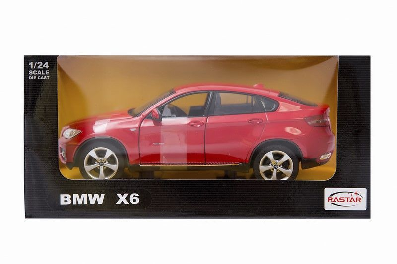 Czerwony samochód-zabawka BMW X6 w skali 1:24 w opakowaniu.