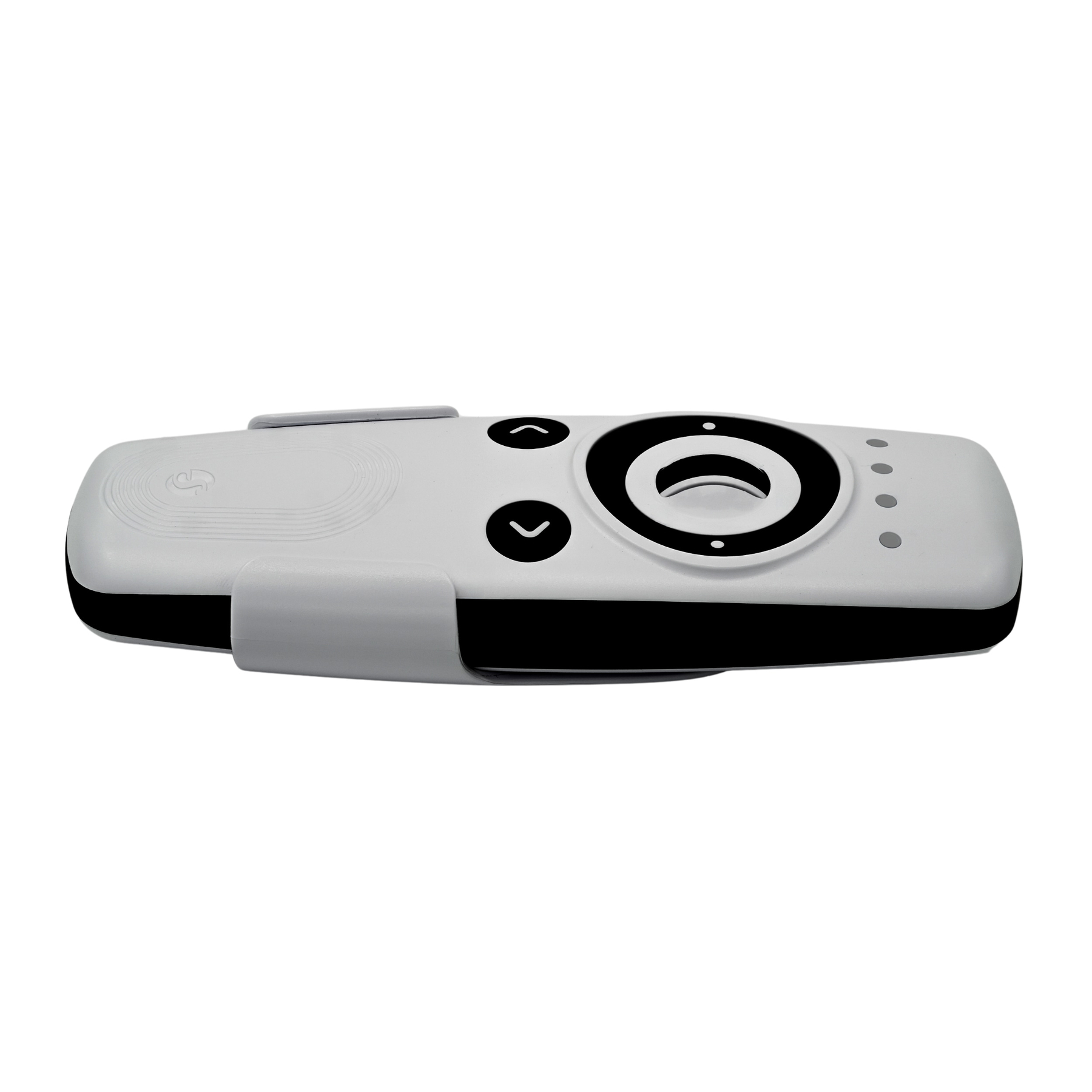 Eine weiße Fernbedienung mit schwarzen Akzenten. Verfügt über Pfeiltasten und ein rundes Touchpad.