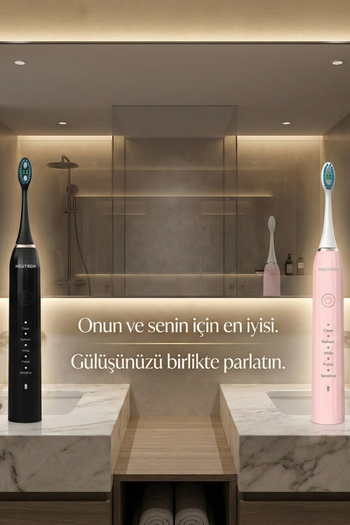 Siyah ve pembe elektrikli diş fırçası banyoda duruyor.