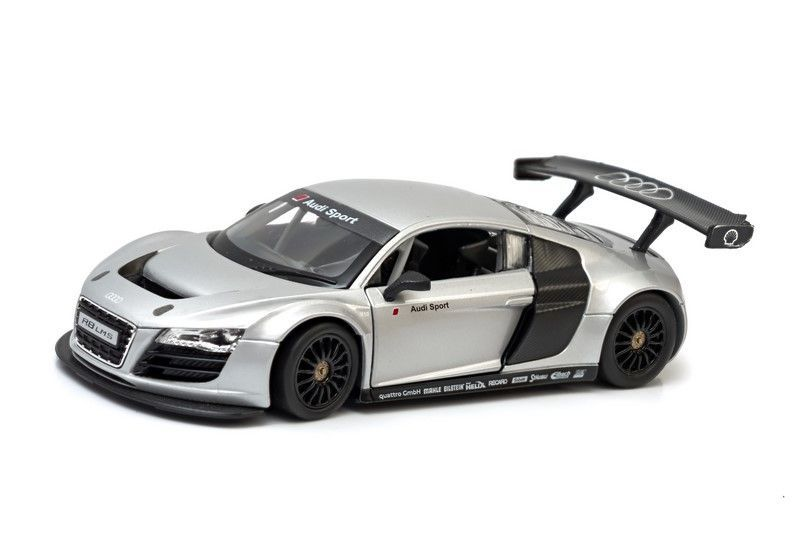 Srebrny model samochodu Audi R8 LMS z czarnym tylnym spojlerem na białym tle.