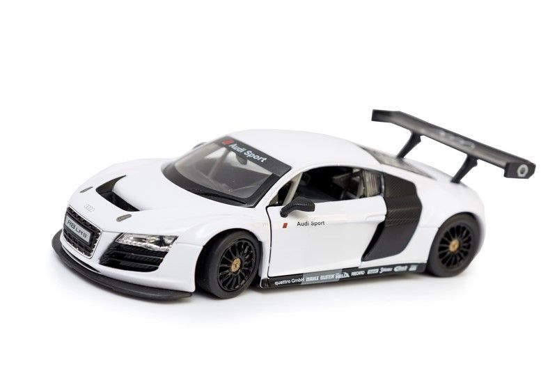 Biały samochód wyścigowy Audi R8 LMS z czarnym tylnym spojlerem i detalami karbonowymi.