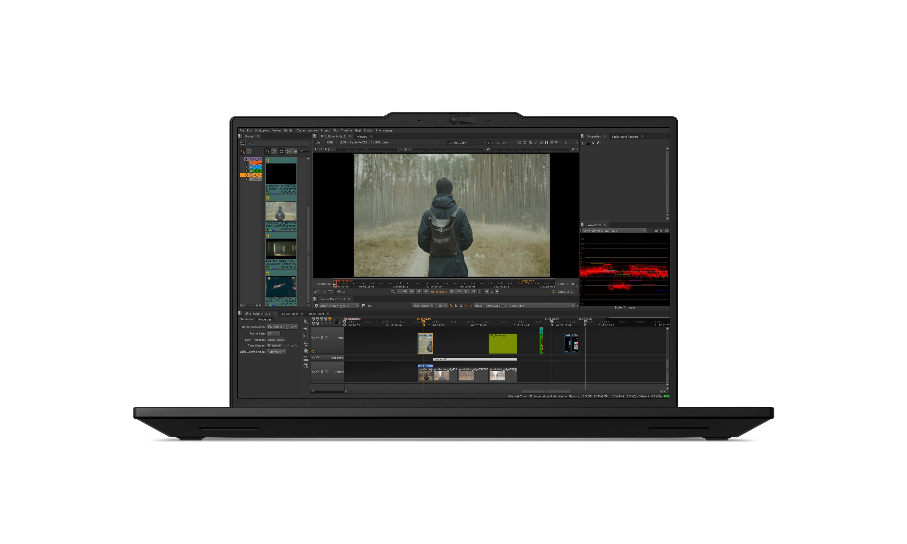 Laptop zeigt Videobearbeitungssoftware mit einer Person in einem Wald.
