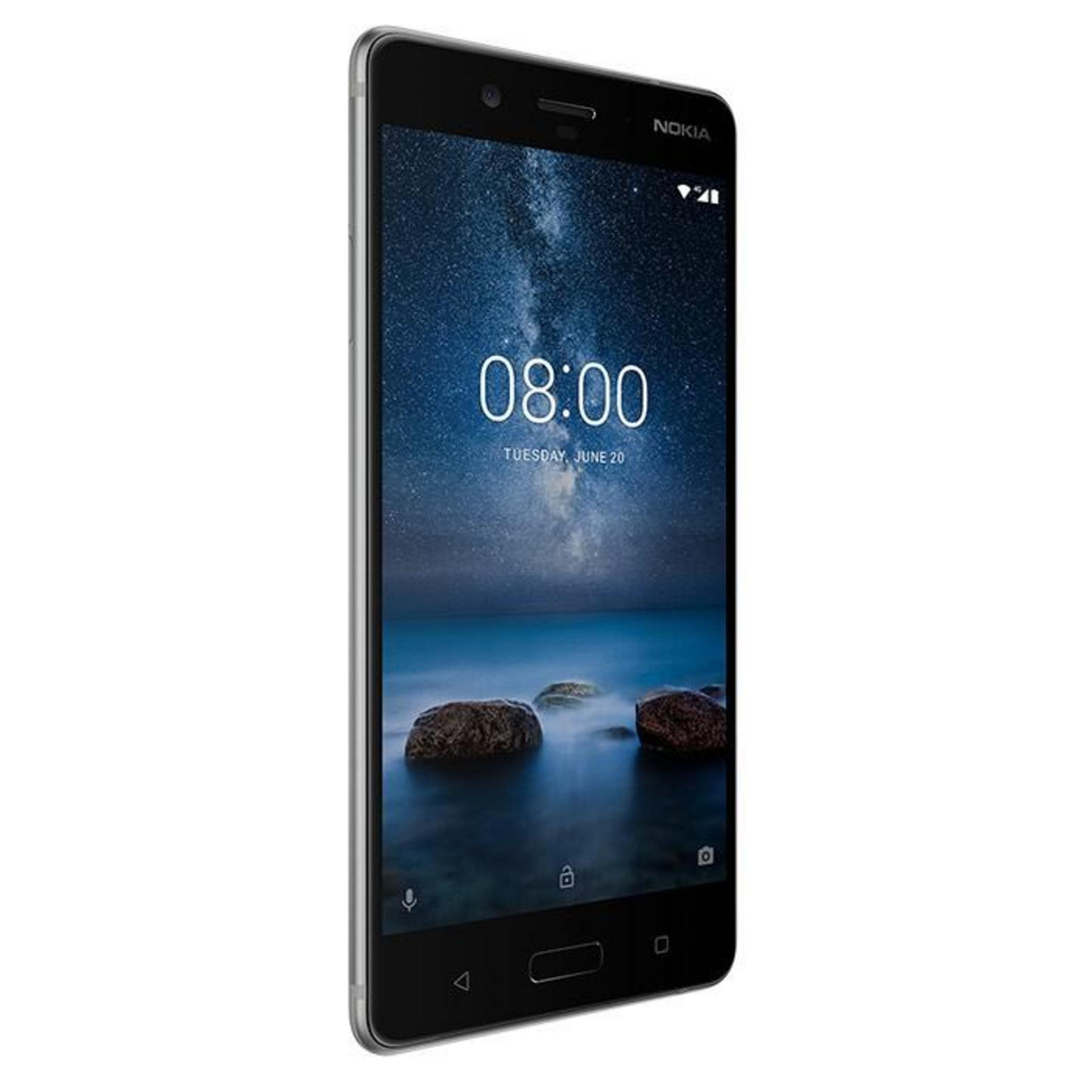 Ein schwarzes Nokia Smartphone mit einem Hintergrundbild eines Sternenhimmels.
