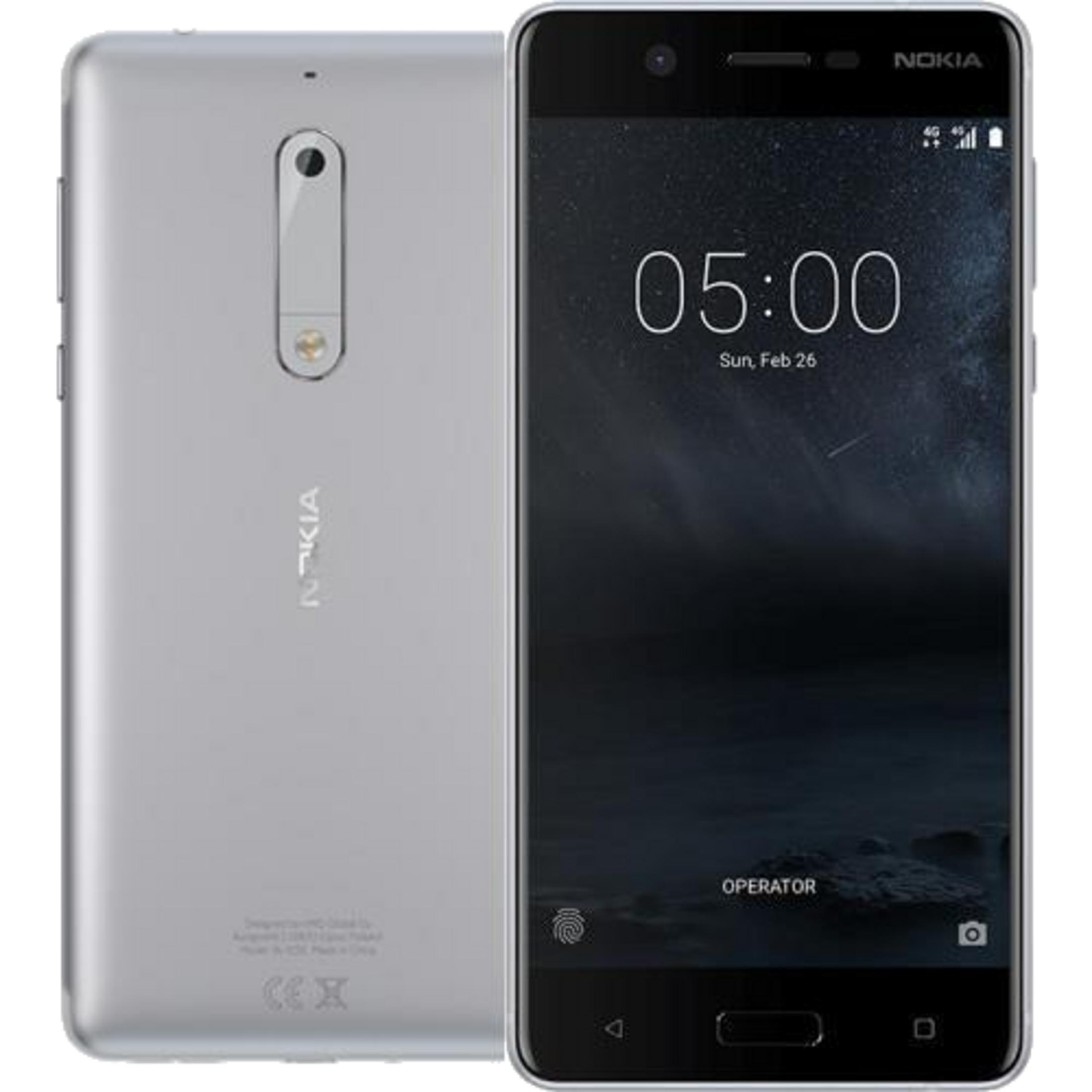 Silbernes Nokia Smartphone, Vorder- und Rückseite. Display zeigt 05:00 Uhr.