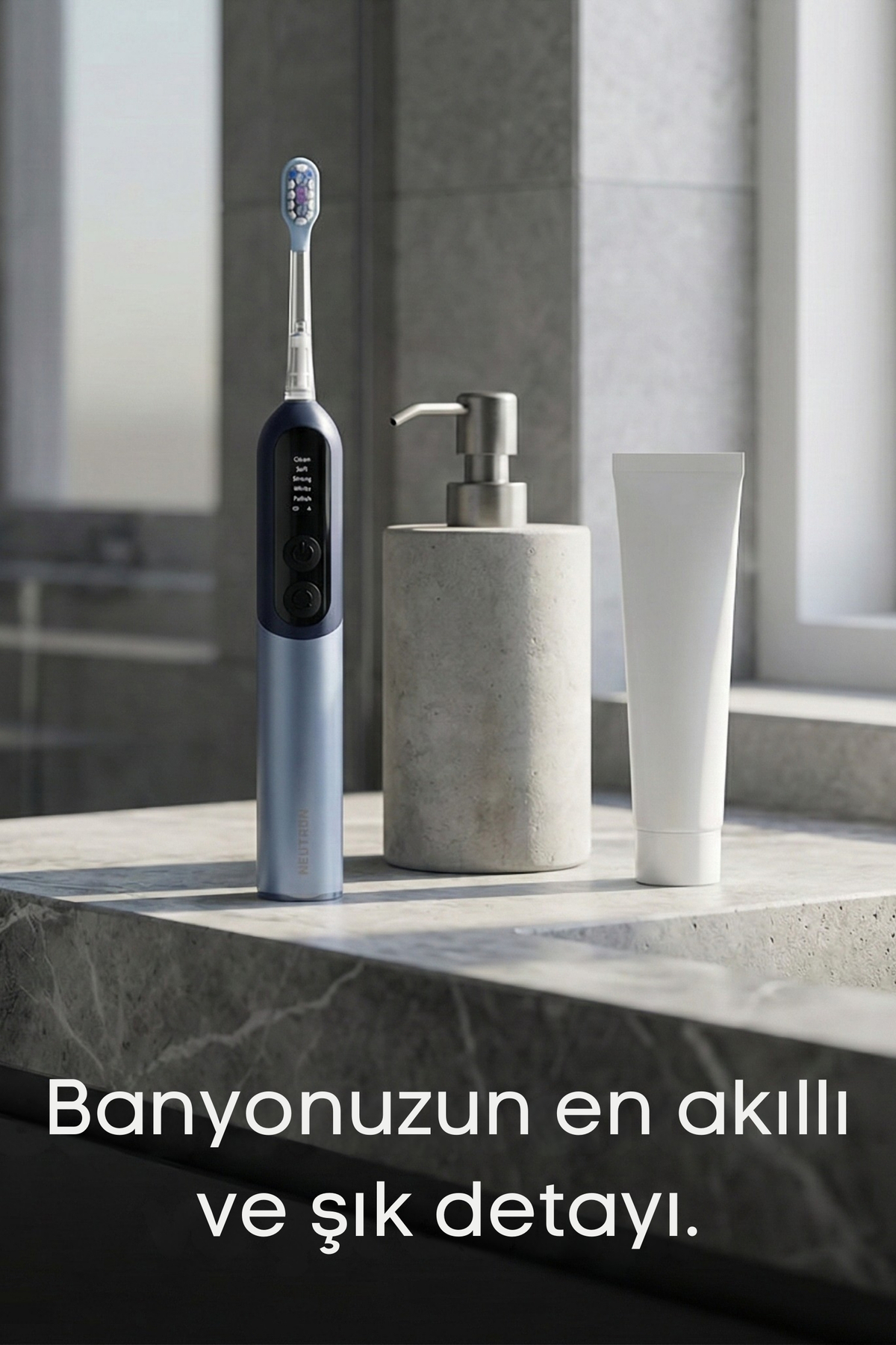 Mavi elektrikli diş fırçası, sabunluk ve beyaz tüp mermer üzerinde.
