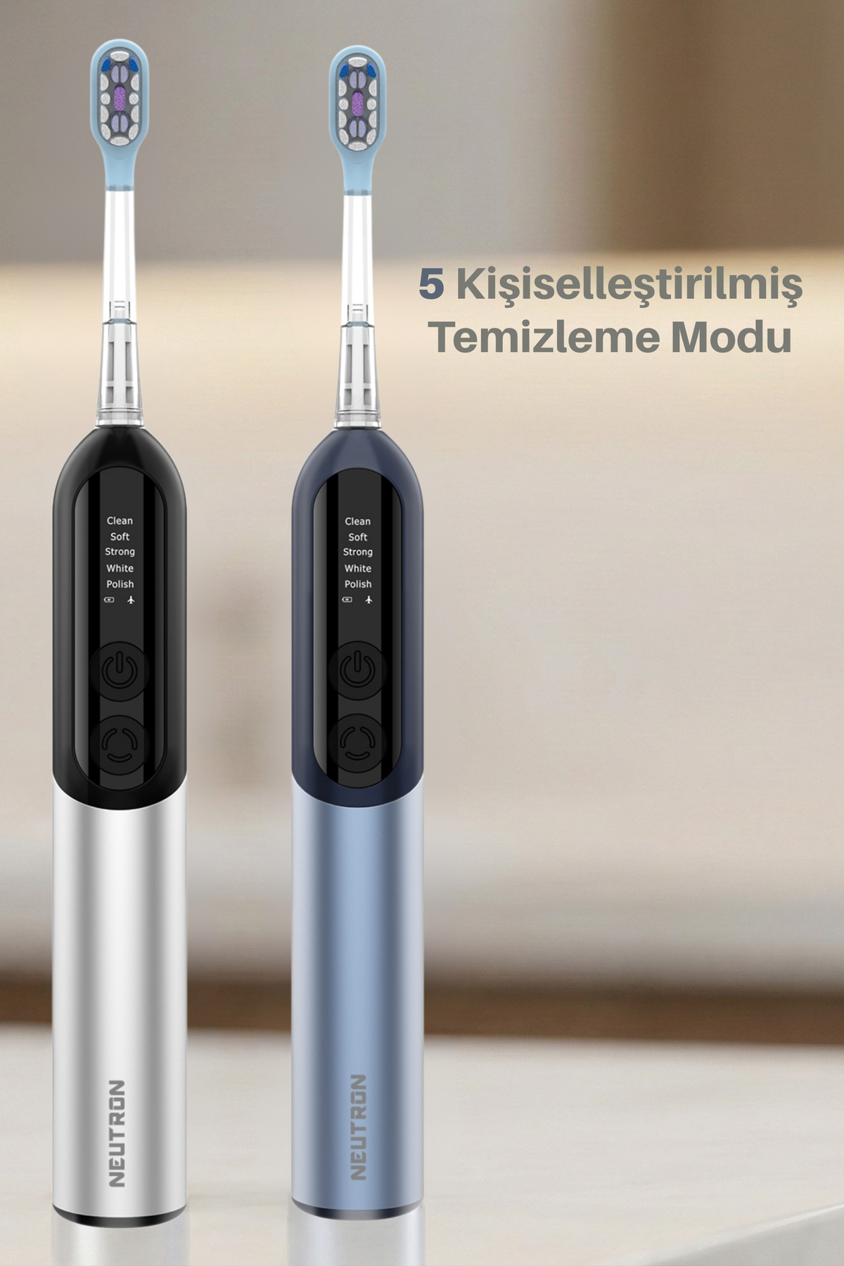 Gümüş ve mavi renkli iki elektrikli diş fırçası, mod göstergeli.