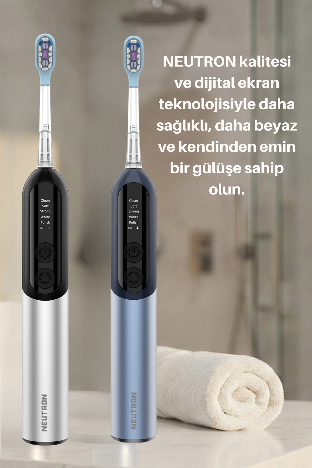 Gümüş ve mavi renkli iki elektrikli diş fırçası. Yanında rulo yapılmış havlu.
