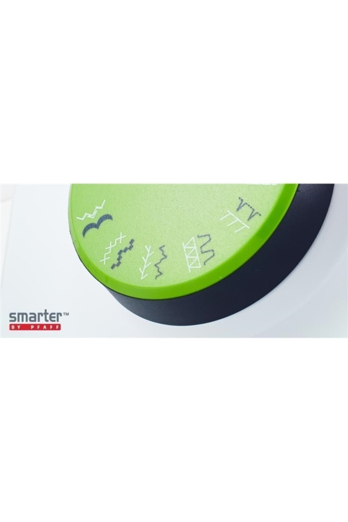 Dikiş desenli yeşil kadran ve "smarter by Pfaff" logosu.