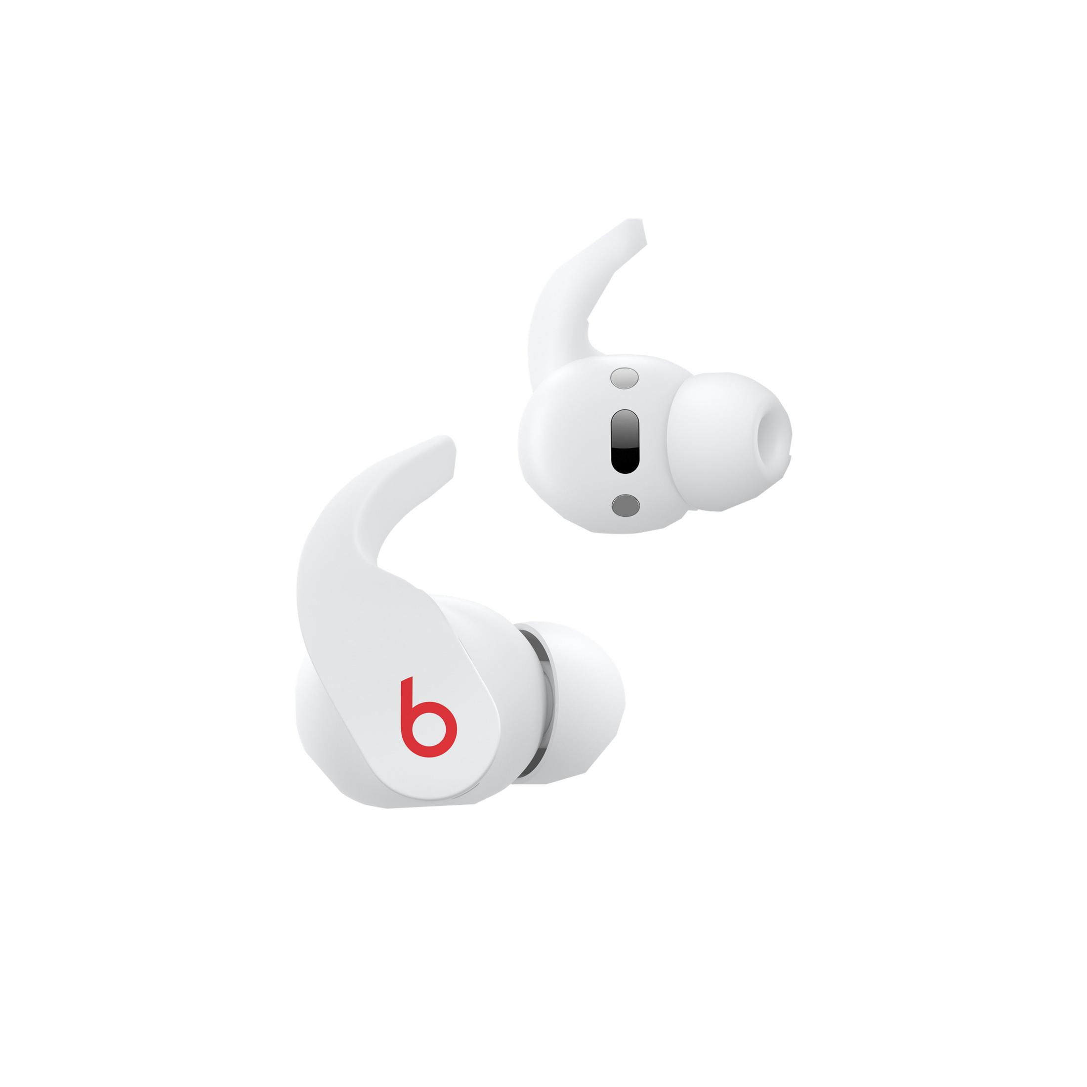 Due auricolari bianchi wireless con loghi Beats rossi sono affiancati.
